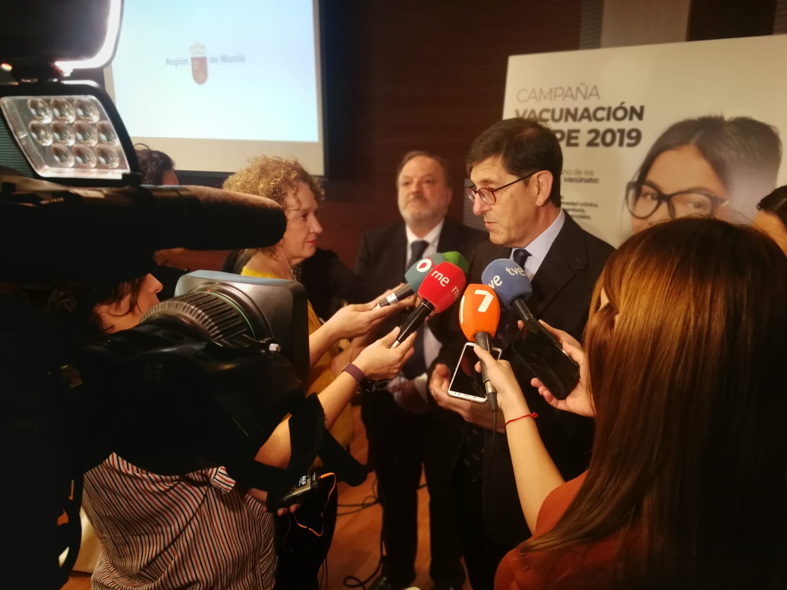 El consejero de Salud, Manuel Villegas presenta la campaña de vacunación contra la gripe