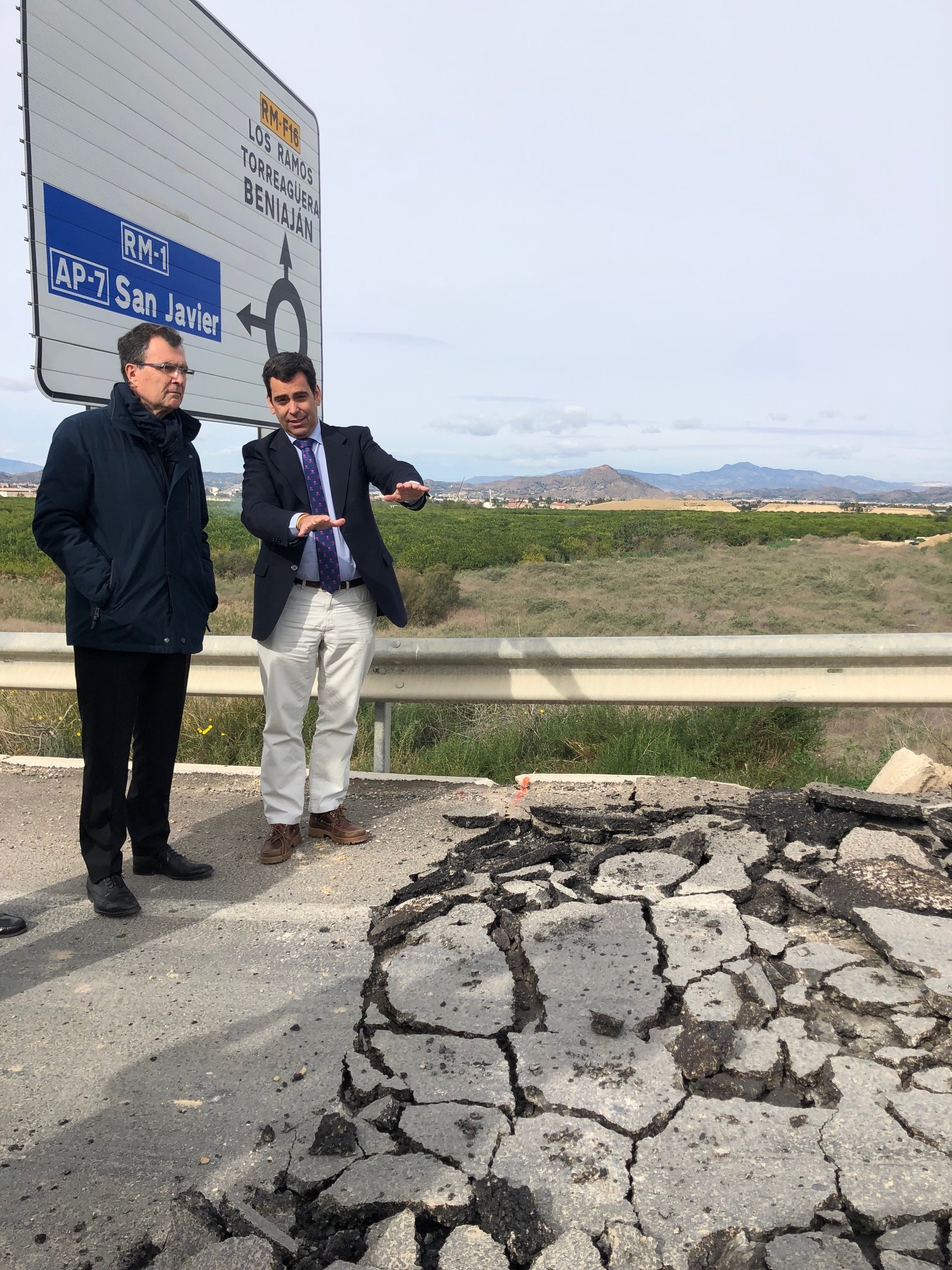 Imagen de la visita a las obras de emergencia de la carretera de la pedanía murciana de Zeneta afectada por la DANA