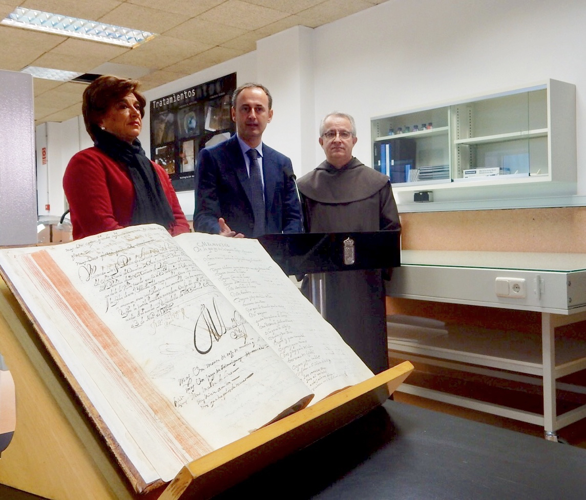 El consejero Javier Celdrán, en la presentación de la restauración del denominado Libro Becerro, uno de los documentos digitalizados en el marco del proyecto Carmesí