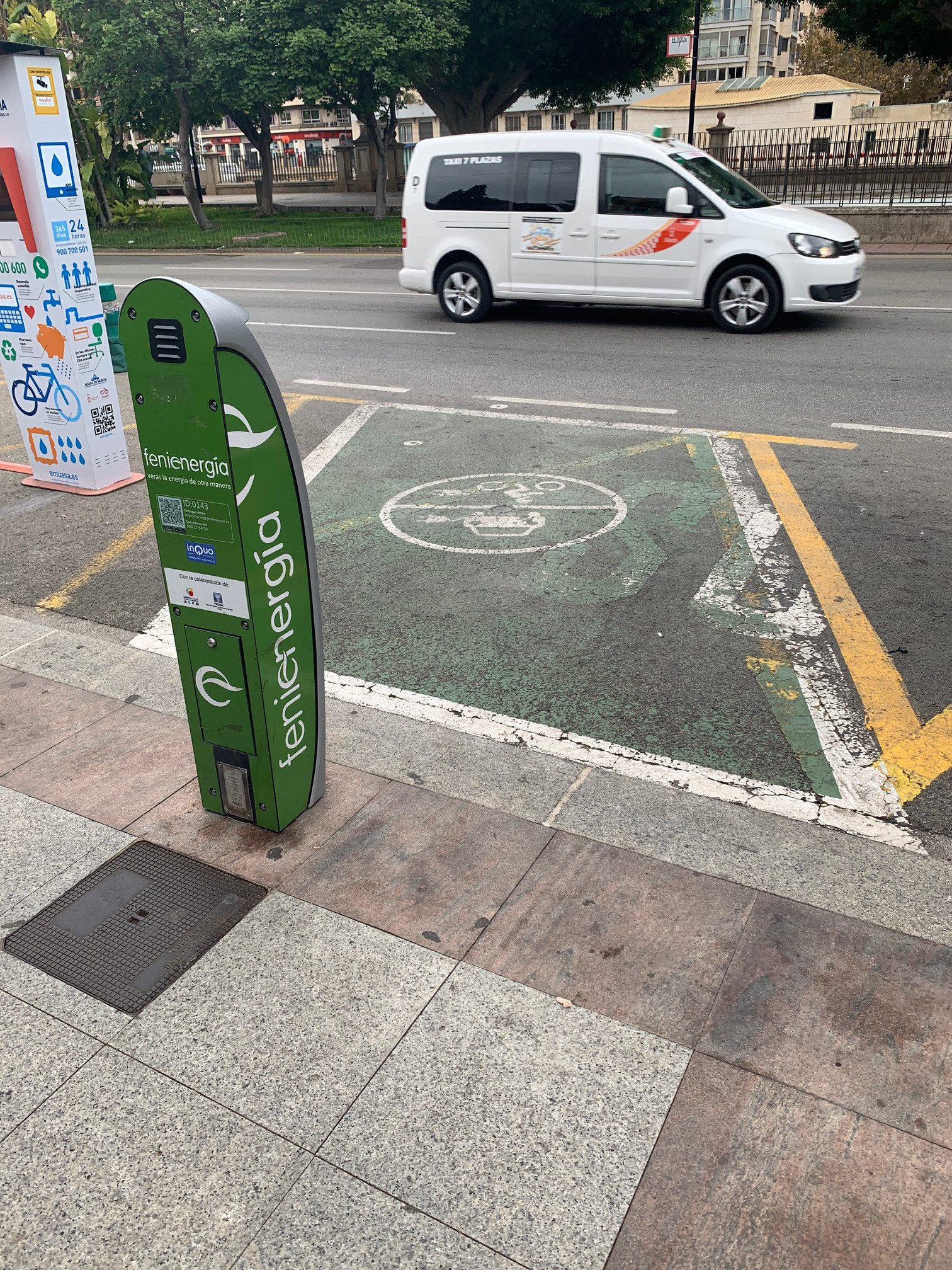 Imagen de un punto de recarga de coches eléctricos en la ciudad de Murcia