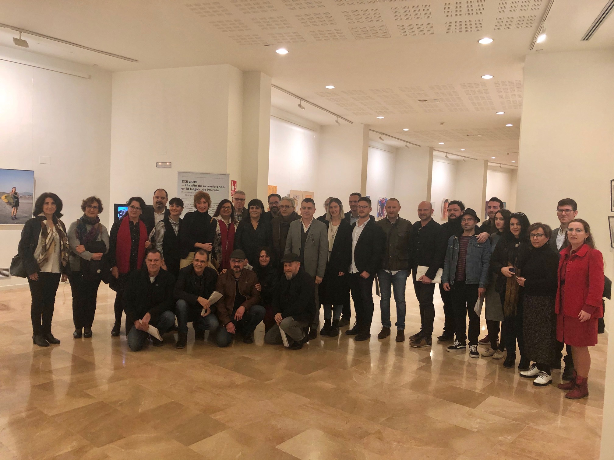 El director general del Instituto de la Industrias Culturales y las Artes, Juan Antonio Lorca, visita la muestra colectiva 'EXE 2019-Un año de exposiciones en la Región de Murcia'