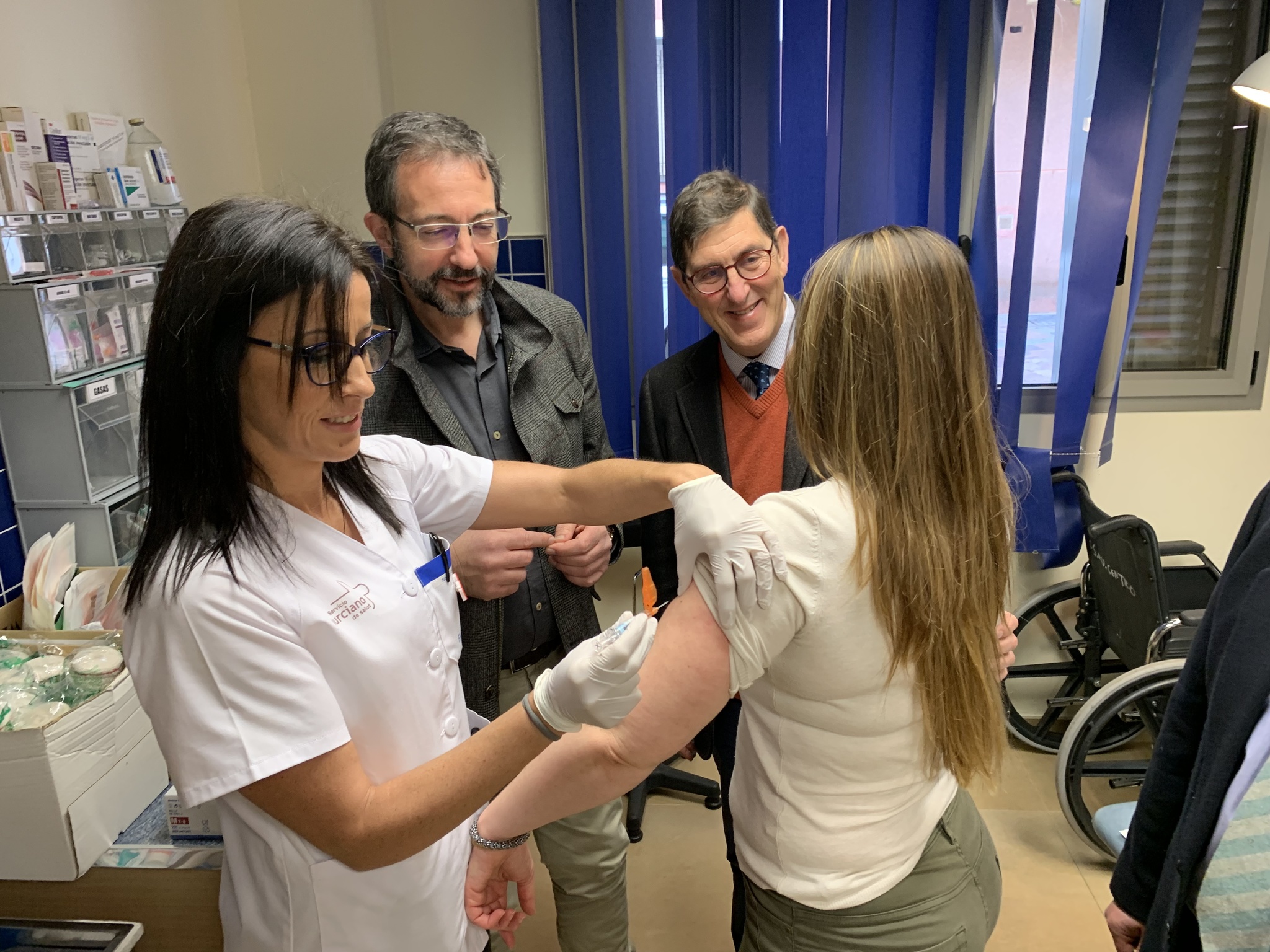 El consejero de Salud, Manuel Villegas, visitó hoy el centro de Salud Murcia centro San Juan con motivo de la puesta en marcha de las medidas para hacer frente a la gripe