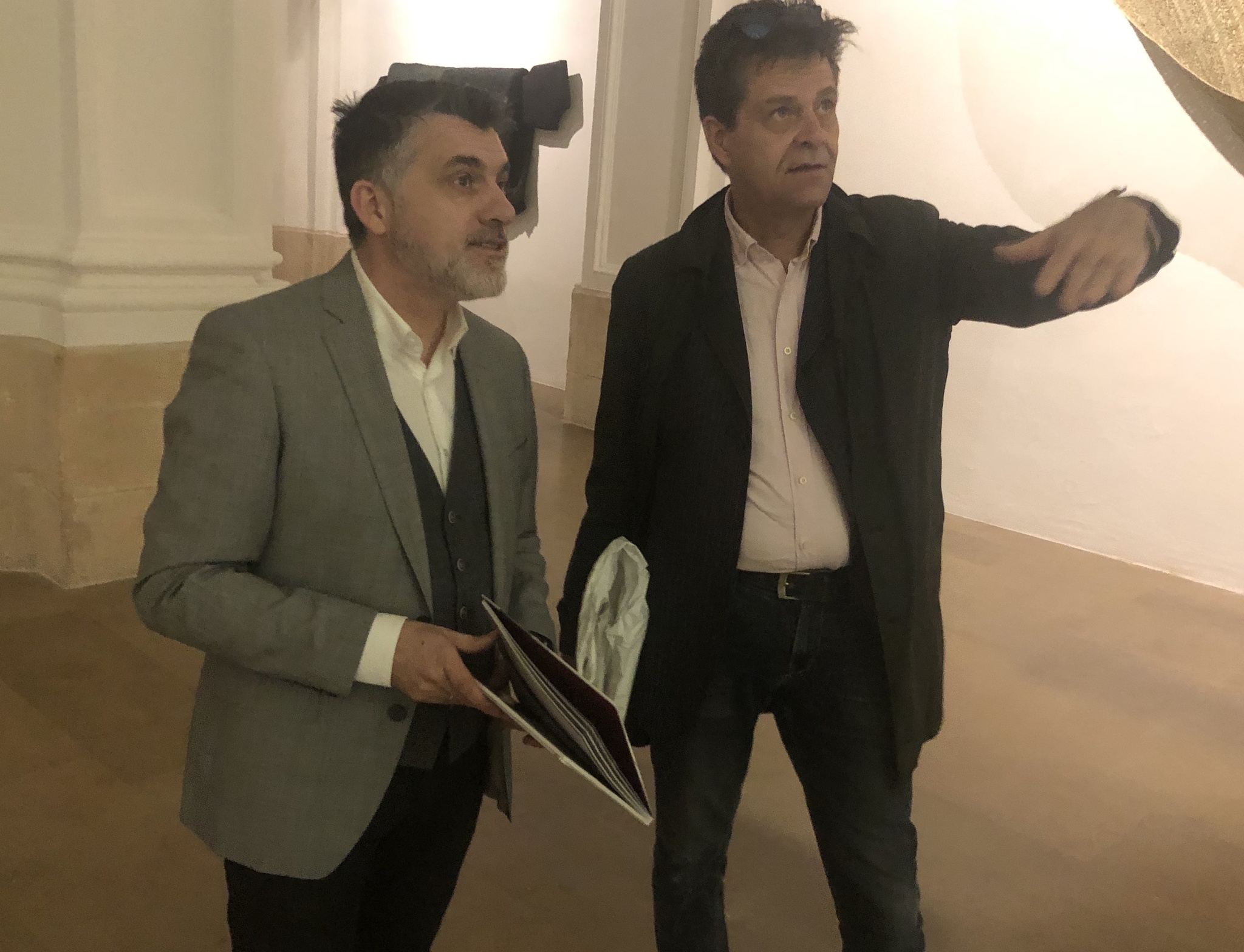 El director general del Instituto de las Industrias Culturales y de las Artes Región de Murcia, Juan Antonio Lorca, con el artista alemana Rainer Splitt en la Sala Verónicas