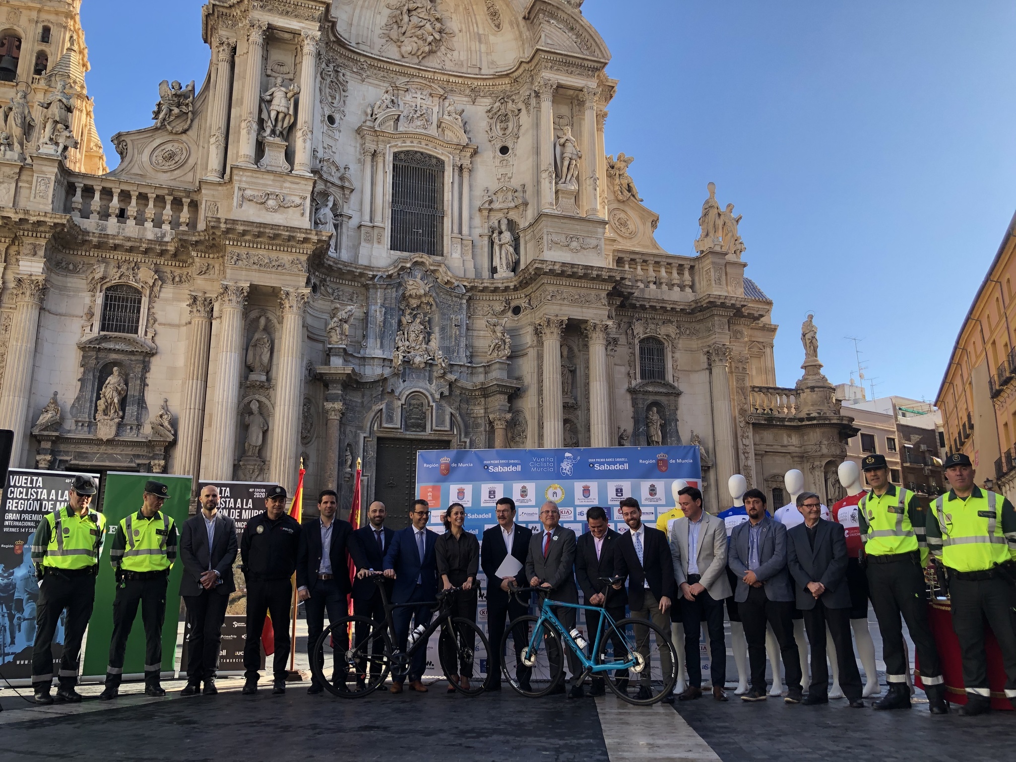 La consejera Cristina Sánchez junto a organizadores, patrocinadores y representantes de los municipios por los que transcurre la Vuelta Ciclista a la Región