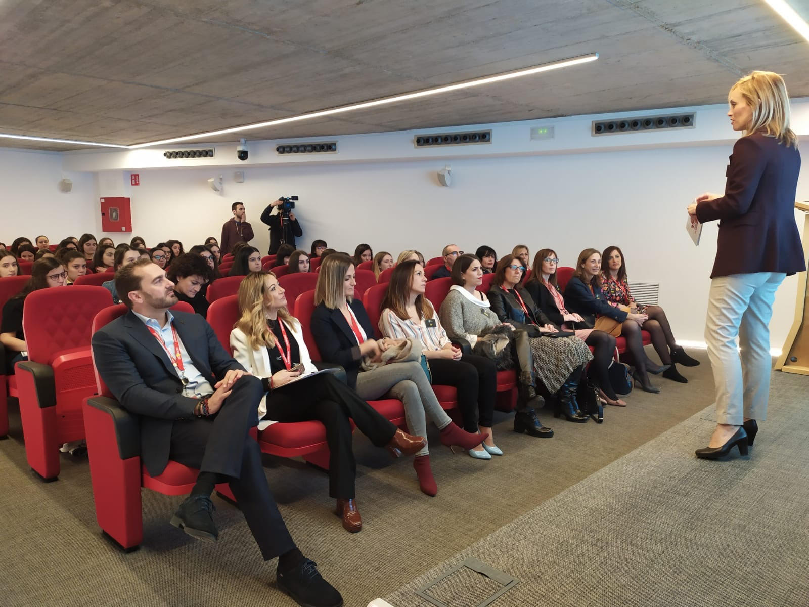 Imagen de la charla a las niñas en las instalaciones del el Centro Europeo de Empresas e Innovación de Murcia (Ceeim)