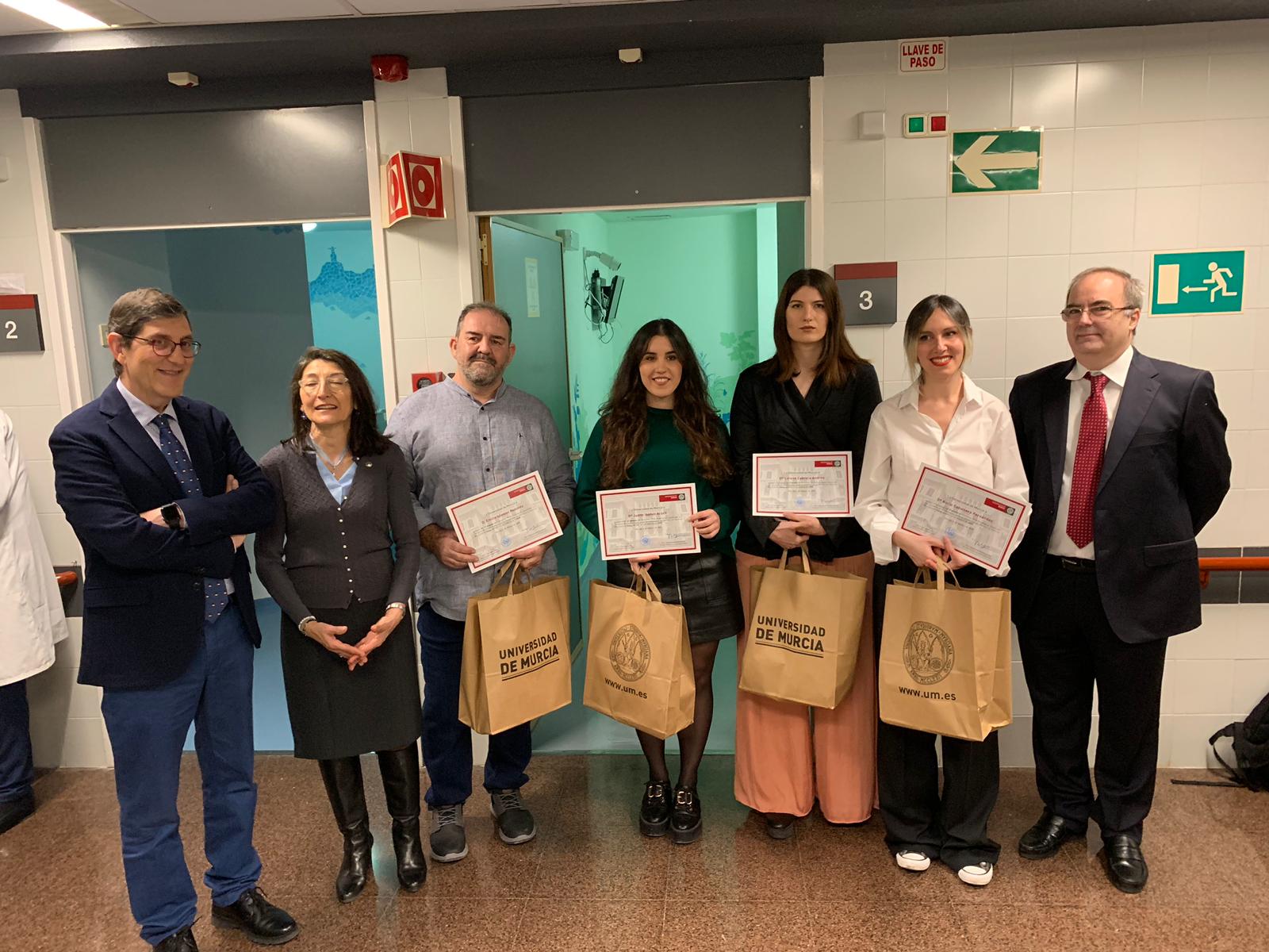 El consejero de Salud, Manuel Villegas, visitó las salas de braquiterapia de la Arrixaca decoradas por alumnos de la Universidad de Murcia