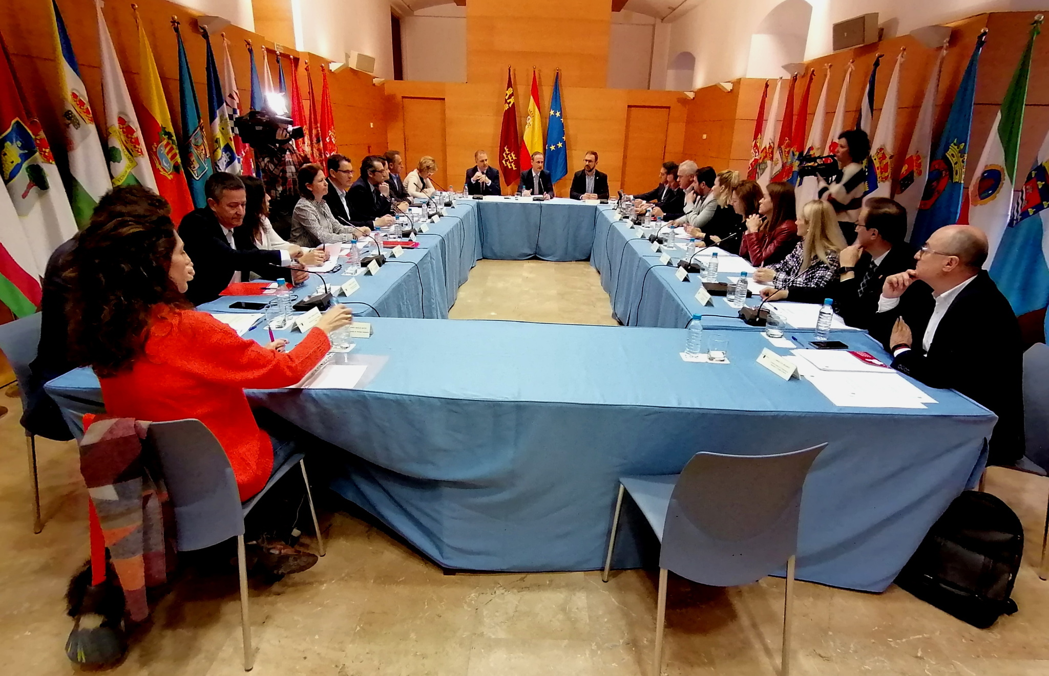 El consejero de Presidencia y Hacienda, Javier Celdrán, preside la reunión del Consejo Regional de Cooperación Local