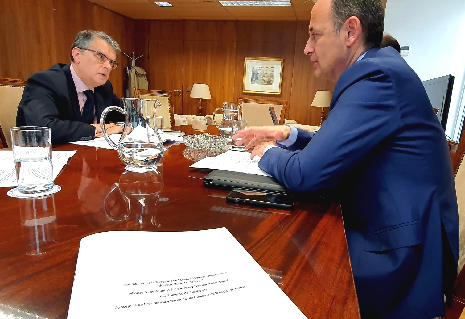 Un momento de la reunión del consejero de Presidencia y Hacienda, Javier Celdrán, con el secretario de Estado de Telecomunicaciones, Roberto Sánchez