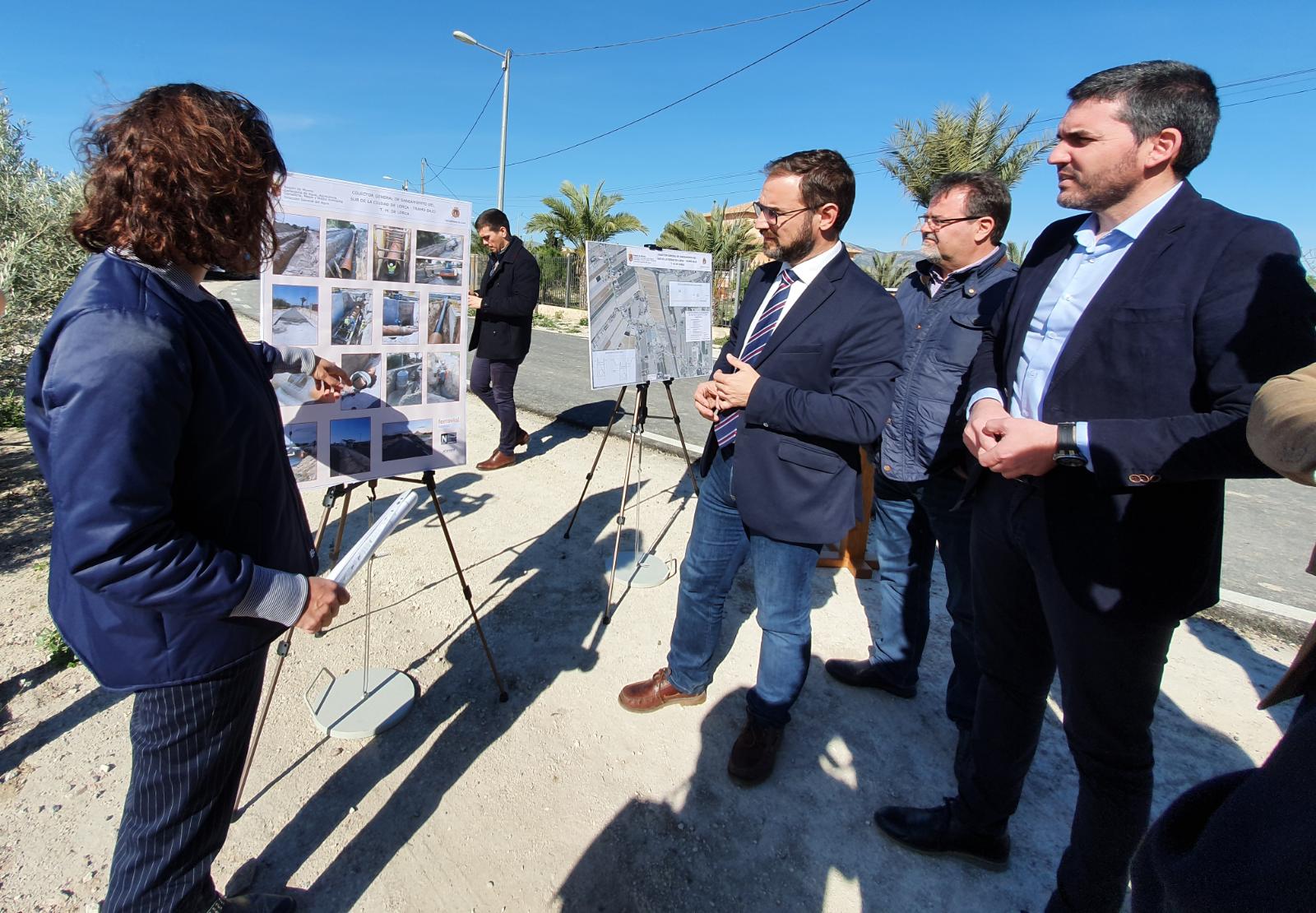 El consejero de Agua, Agricultura, Ganadería, Pesca y Medio Ambiente visitó el colector construido en Lorca y entregó la obra al Ayuntamiento.
