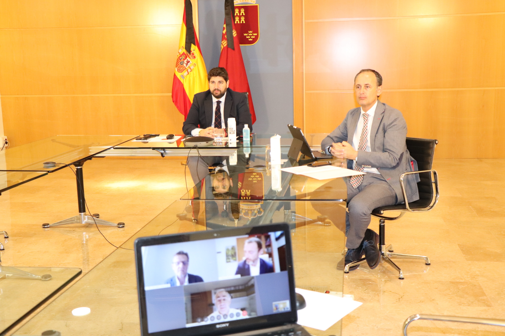 El jefe del Ejecutivo autonómico, Fernando López Miras, se reúne por vía telemática con el presidente de Vodafone España
