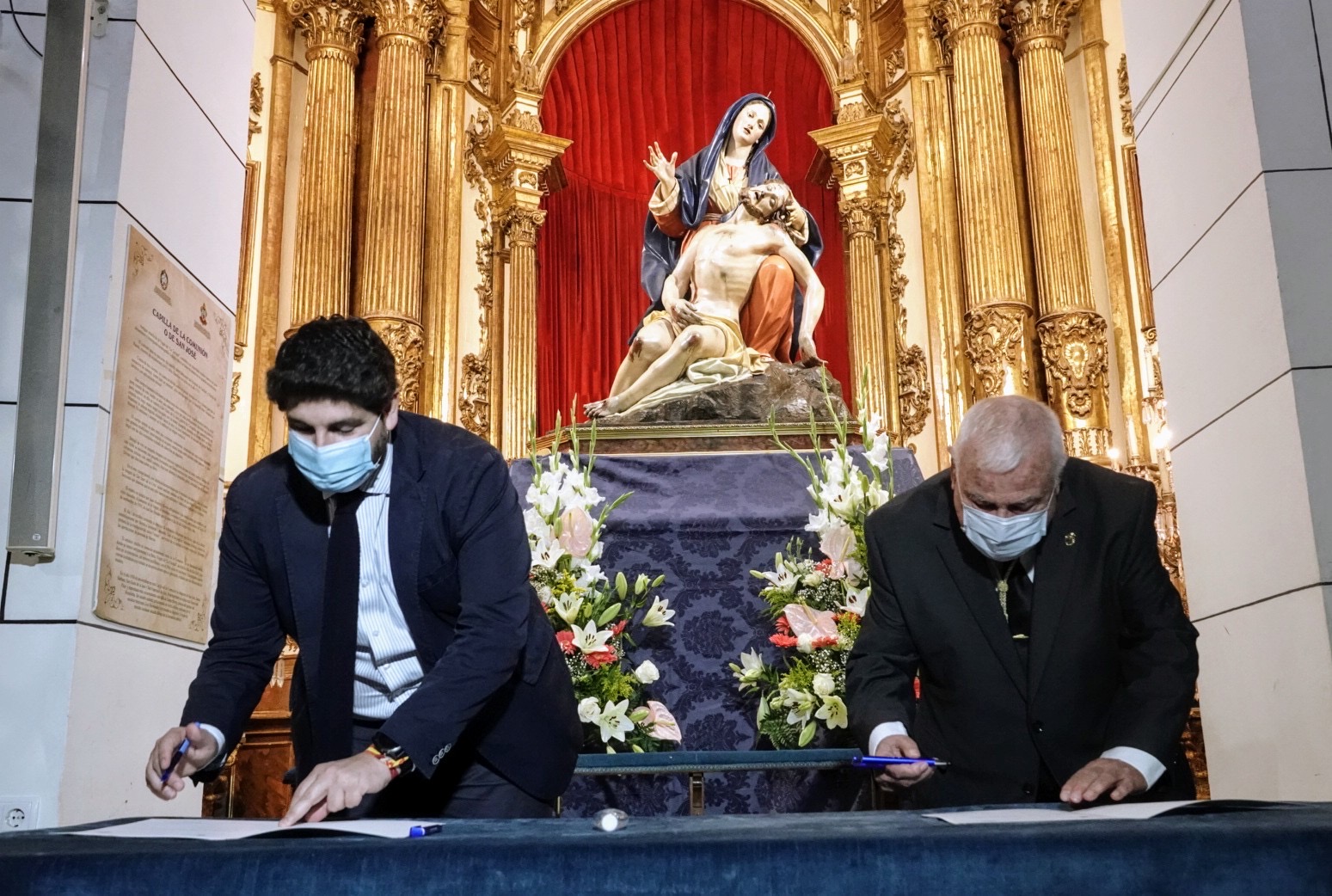 El presidente López Miras entrega la imagen de la Virgen de la Caridad, patrona de Cartagena