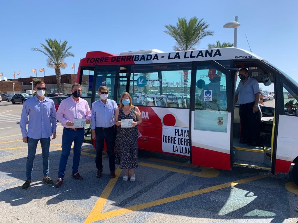 El director del Medio Natural junto a la alcaldesa de San Pedro del Pinatar presentan el servicio gratuito de autobús a las playas del Parque Regional
