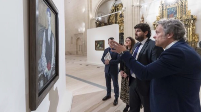 Imagen de la visita del presidente regional, Fernando López Miras, a la exposición 'Solana y la modernidad otra'