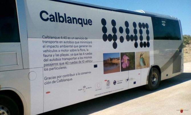 Autobús del servicio 4:40 que permite el acceso de visitantes al Parque Regional de Calblanque durante la prohibición de entrada con vehículos particulares
