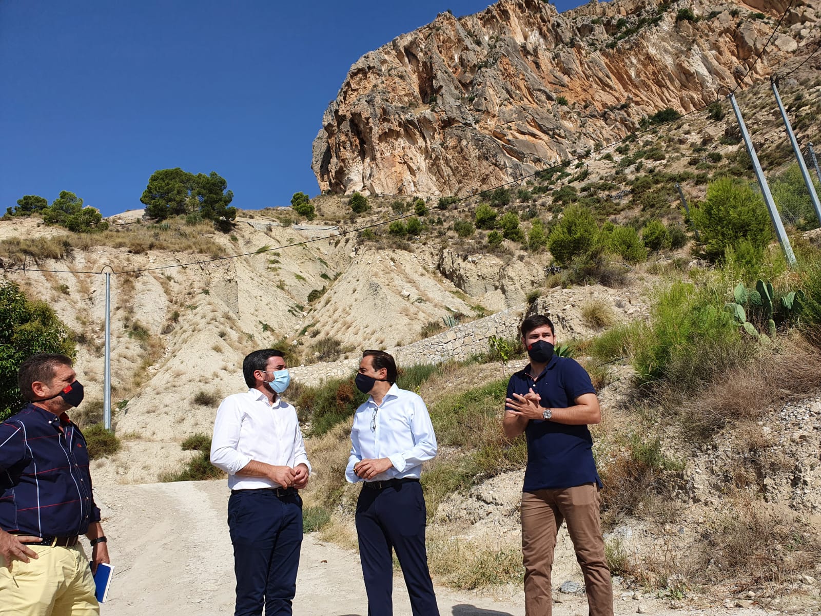 El consejero Antonio Luengo, junto con el alcalde de Ulea, Víctor López, visitando el entorno de laderas donde se van a instalar mallas para evitar desprendimientos