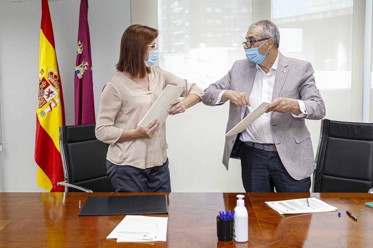 La vicepresidenta, y el presidente de la Federación Plena Inclusión Región de Murcia, durante la firma de dos convenios de colaboración