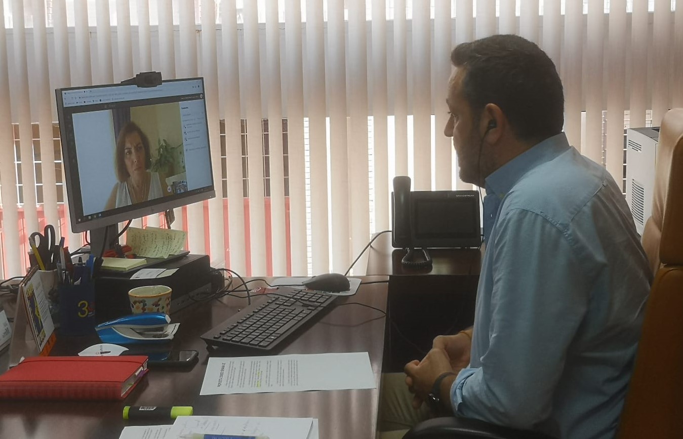 El director general de Unión Europea, Juan José Martínez Lozano, durante su videoconferencia con la genetista e investigadora del Instituto Murciano de Investigación Biosanitaria (IMIB) Encarna Guillén