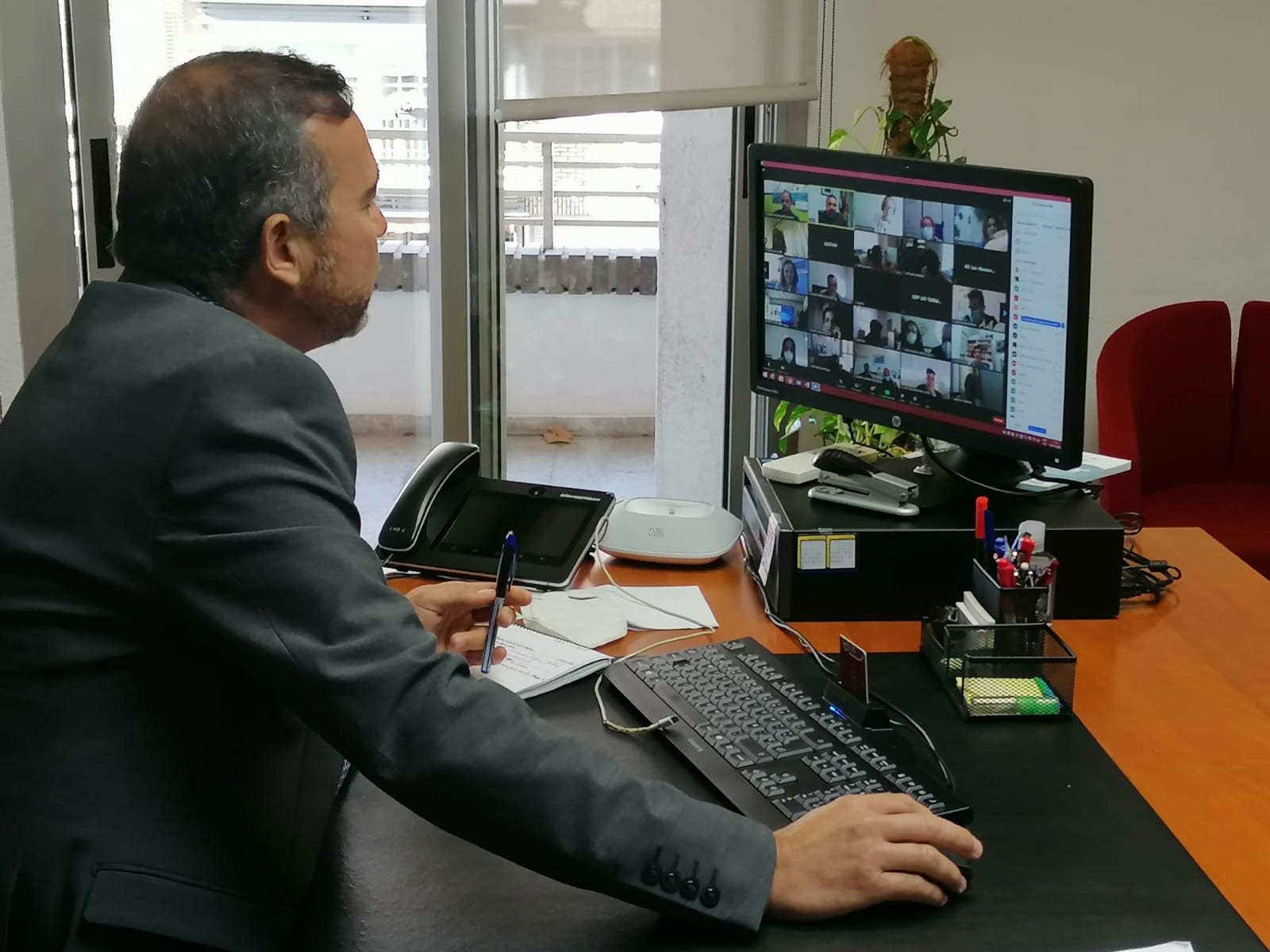 El director general de Innovación Educativa y Atención a la Diversidad, Carlos Albaladejo, ha mantenido hoy una reunión 'online' con los centros participantes en el programa 'Aire Limpio'
