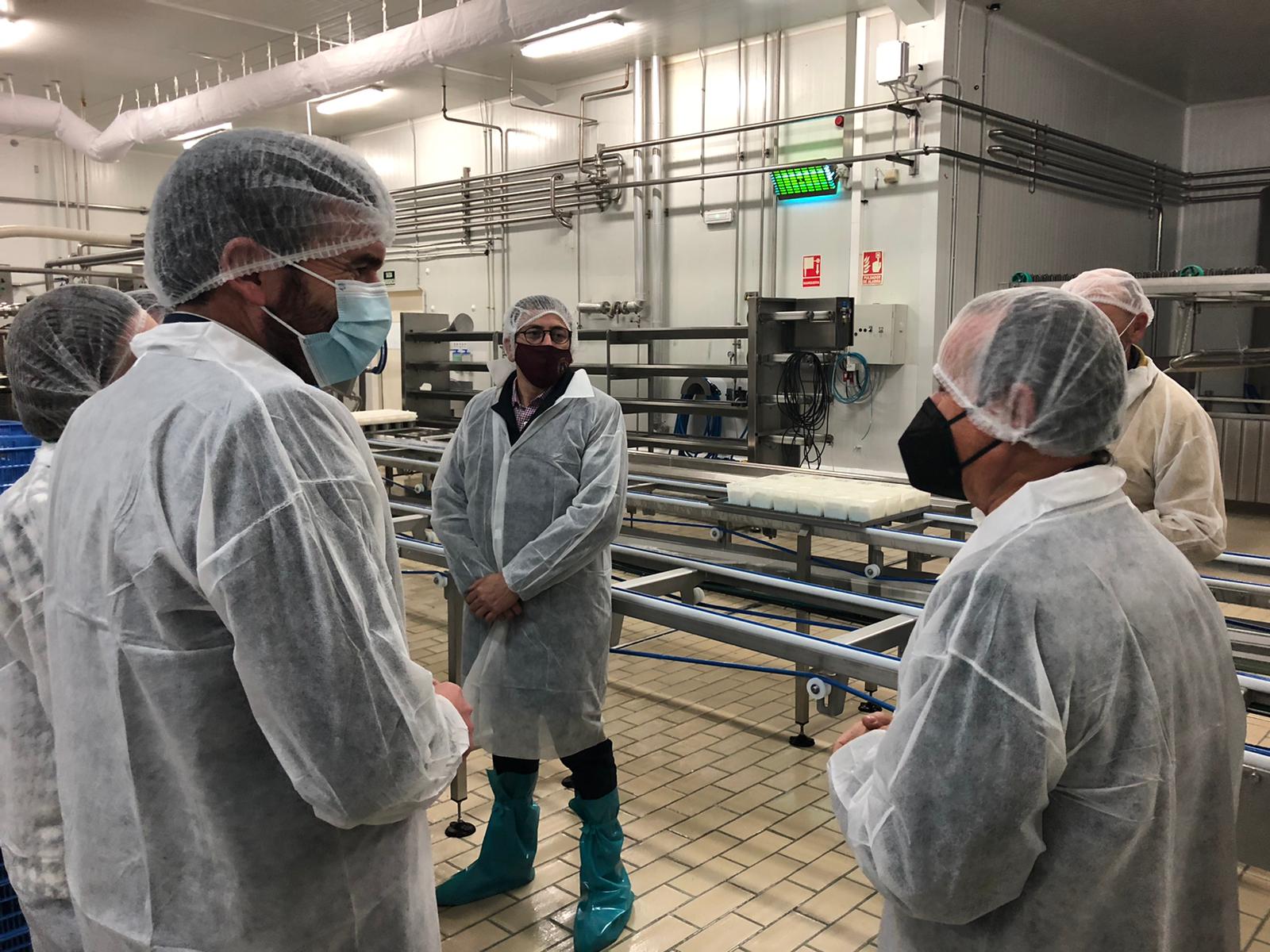 El consejero Antonio Luengo, en primer plano a la izquierda, durante su visita a la fábrica de quesos de Alimer en Lorca