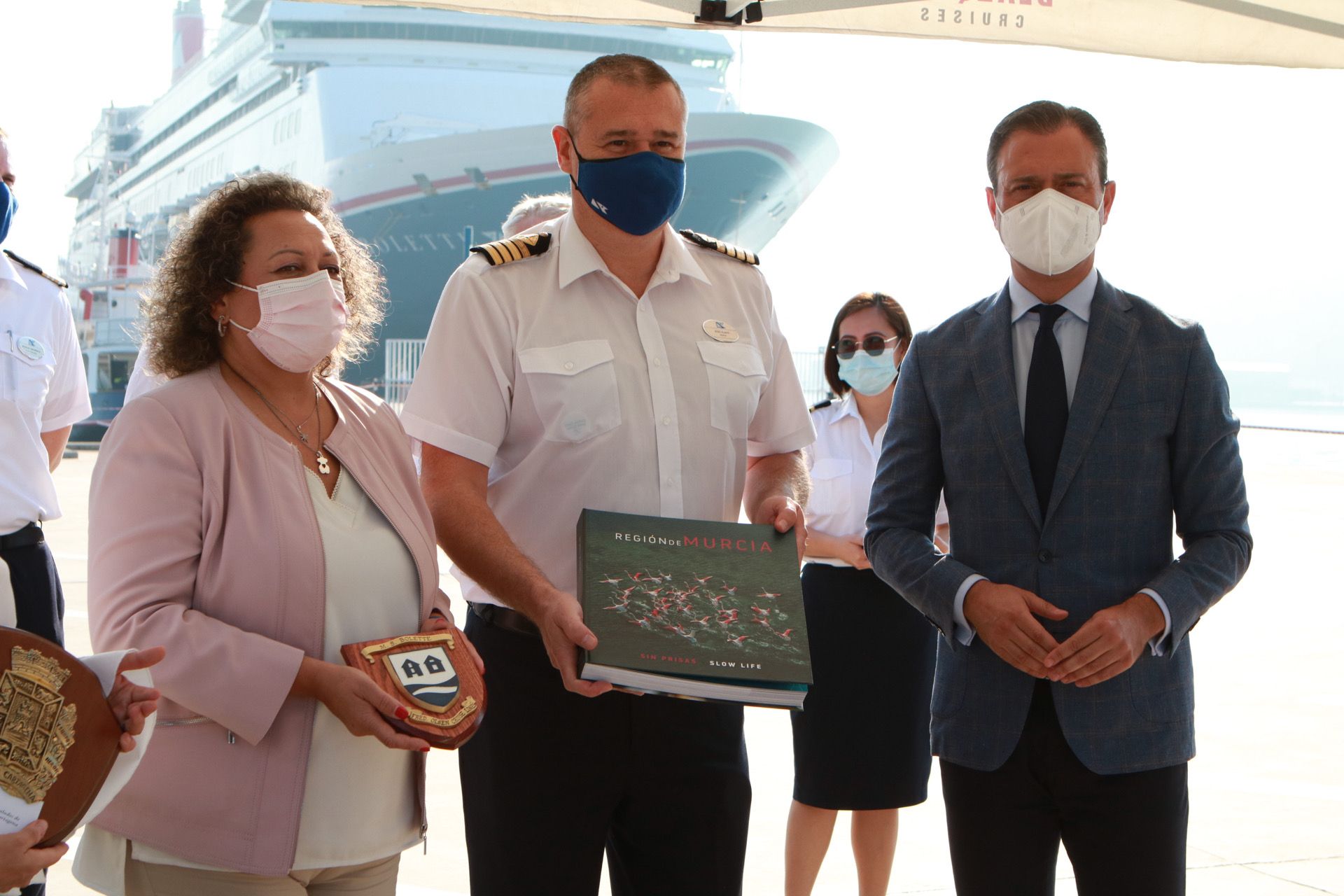 El consejero y la presidenta de la Autoridad Portuaria, junto al patrón del crucero Bolette, una vez realizado el protocolo de bienvenida a la ciudad