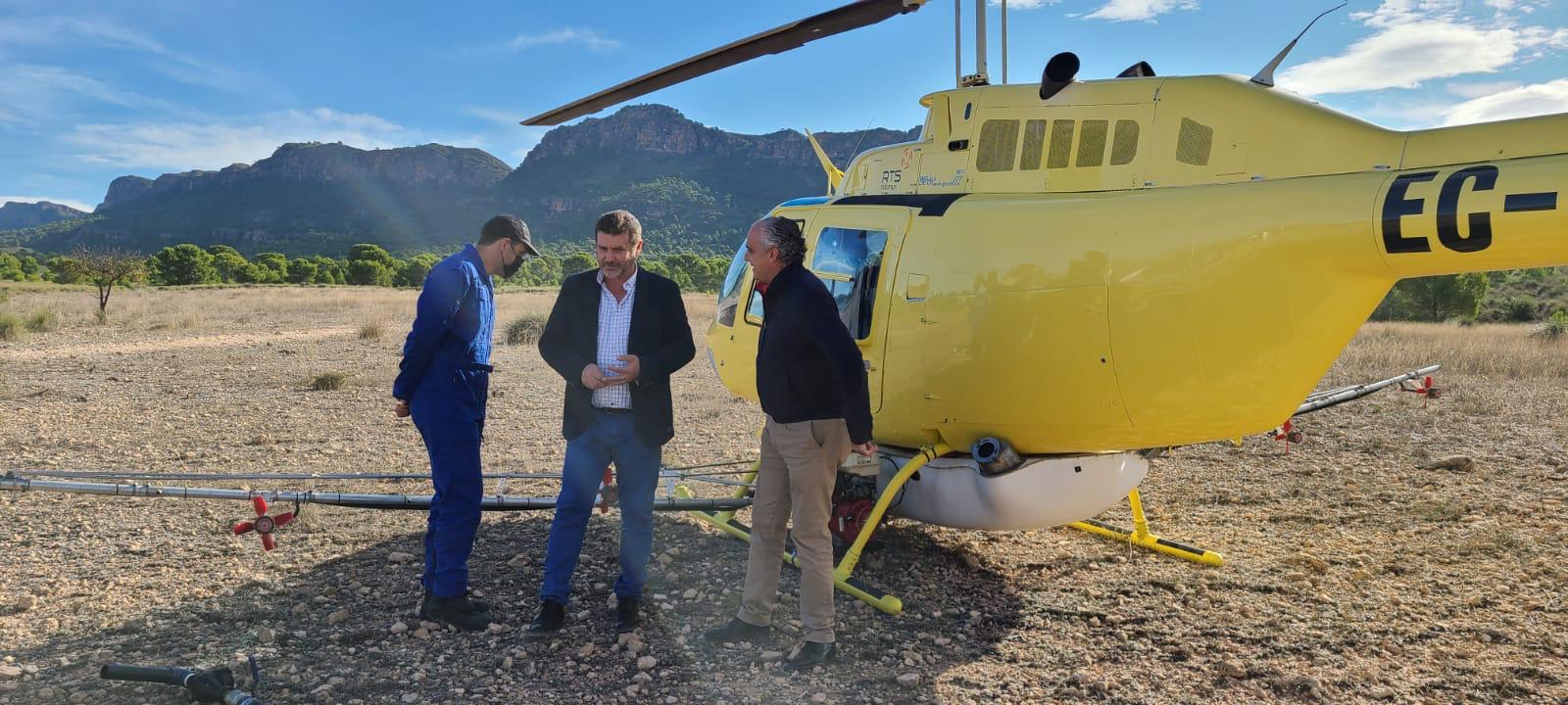 El director general del Medio Natural, durante su visita al equipo que culmina el tratamiento  con medios aéreos contra la procesionaria del pino