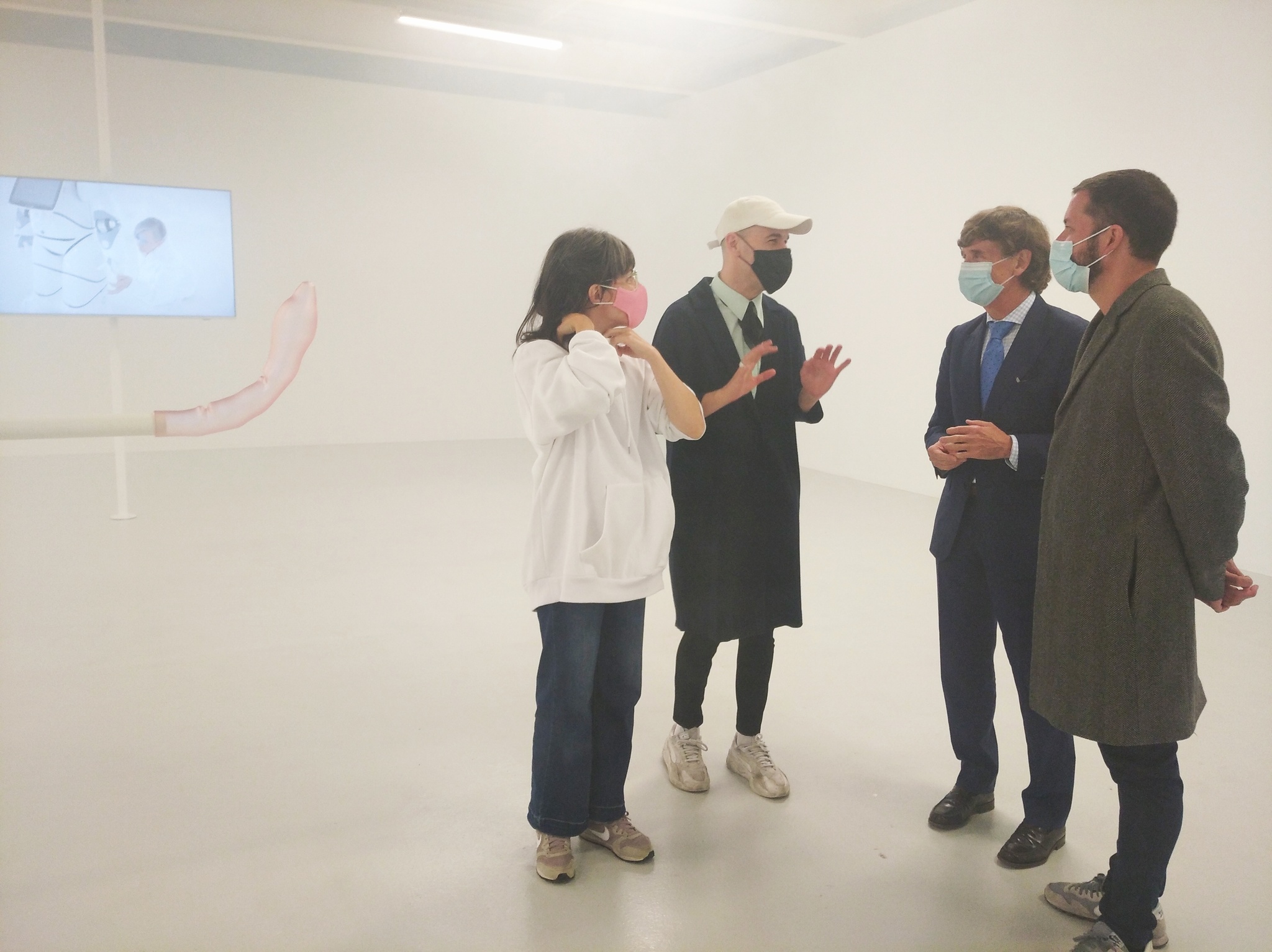 El director del Instituto de las Industrias Culturales y de las Artes Región de Murcia, Ramón Palazón, visitó esta mañana la exposición 'Phantom Limb' de Mit Borrás.