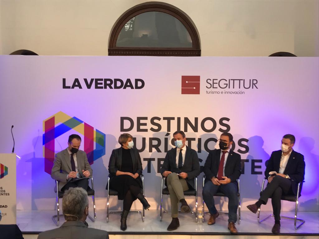 El consejero de Presidencia, Turismo y Deportes, en la mesa redonda sobre destinos turísticos inteligentes,  junto a la alcaldesa de Cartagena y los alcaldes de Lorca y Caravaca de la Cruz.
