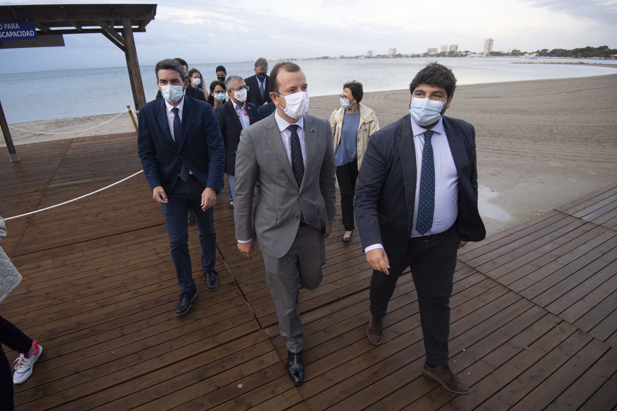 El presidente de la Región de Murcia, junto al comisario europeo de Medio Ambiente, durante la visita que ambos realizaron al Mar Menor el pasado 21 de septiembre.