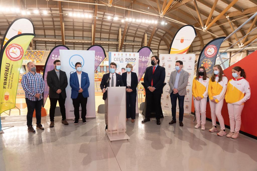 El director general de Deportes, la alcaldesa de Cartagena, el presidente de la federación regional de balonmano y los concejales de Deportes de los ayuntamientos del Mar Menor presentaron el campeonato