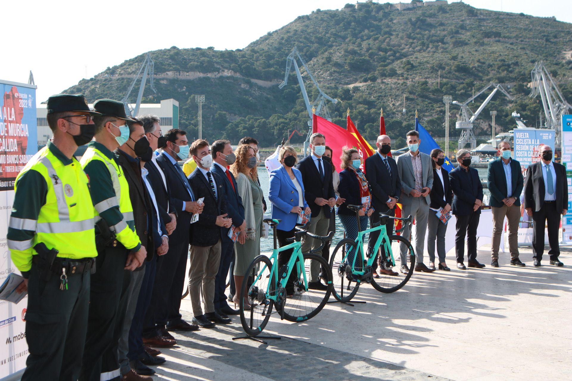 Organizadores, patrocinadores e instituciones han asistido a la presentación de la Vuelta a la Región de Murcia celebrada en el Puerto de Cartagena