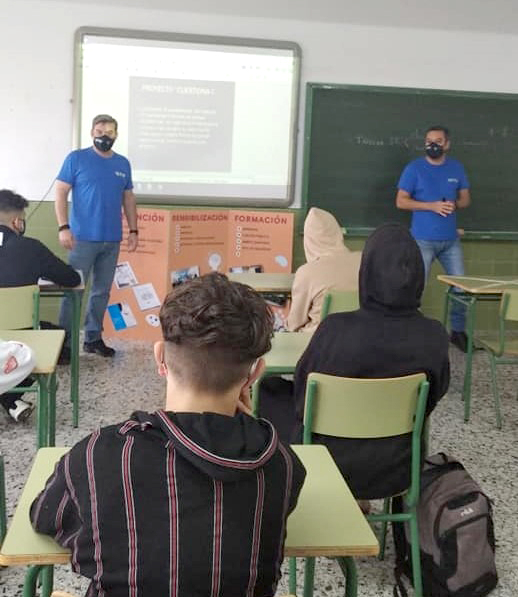 Los profesionales del programa 'Sensibiliza T', impartiendo la formación en un centro educativo de la Región
