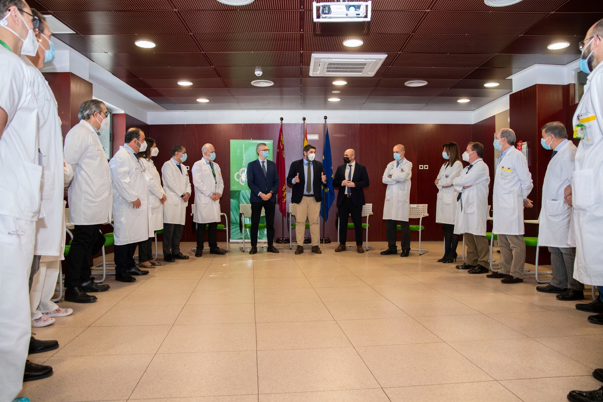 López Miras se reúne con los responsables de las diferentes unidades de cirugía robótica de la Región de Murcia