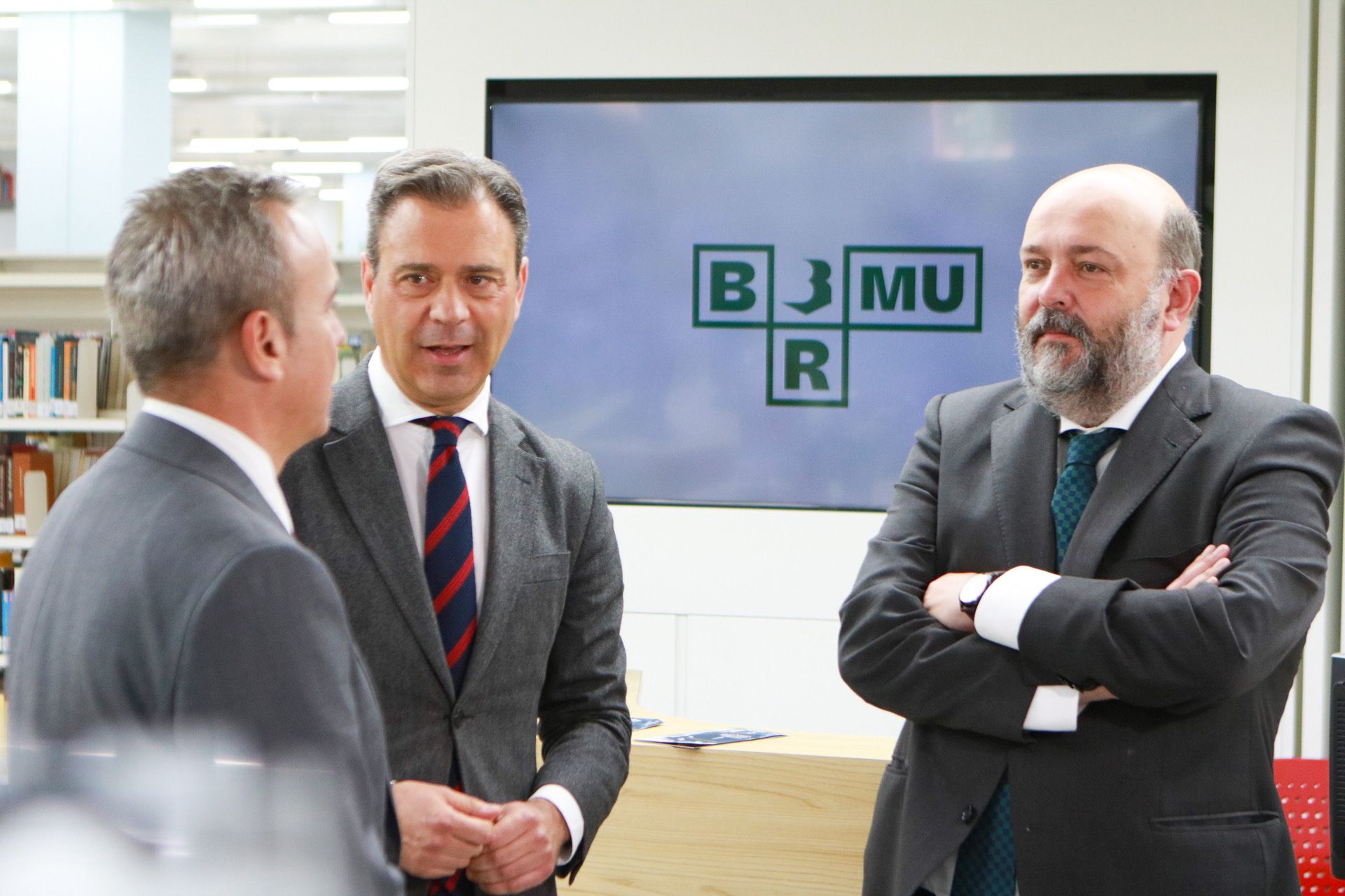 El consejero de Presidencia, Turismo, Cultura y Deportes, Marcos Ortuño, junto con el director general de Patrimonio Cultural, Pablo Braquehais, y el director de la Biblioteca Regional, Juan José Lara