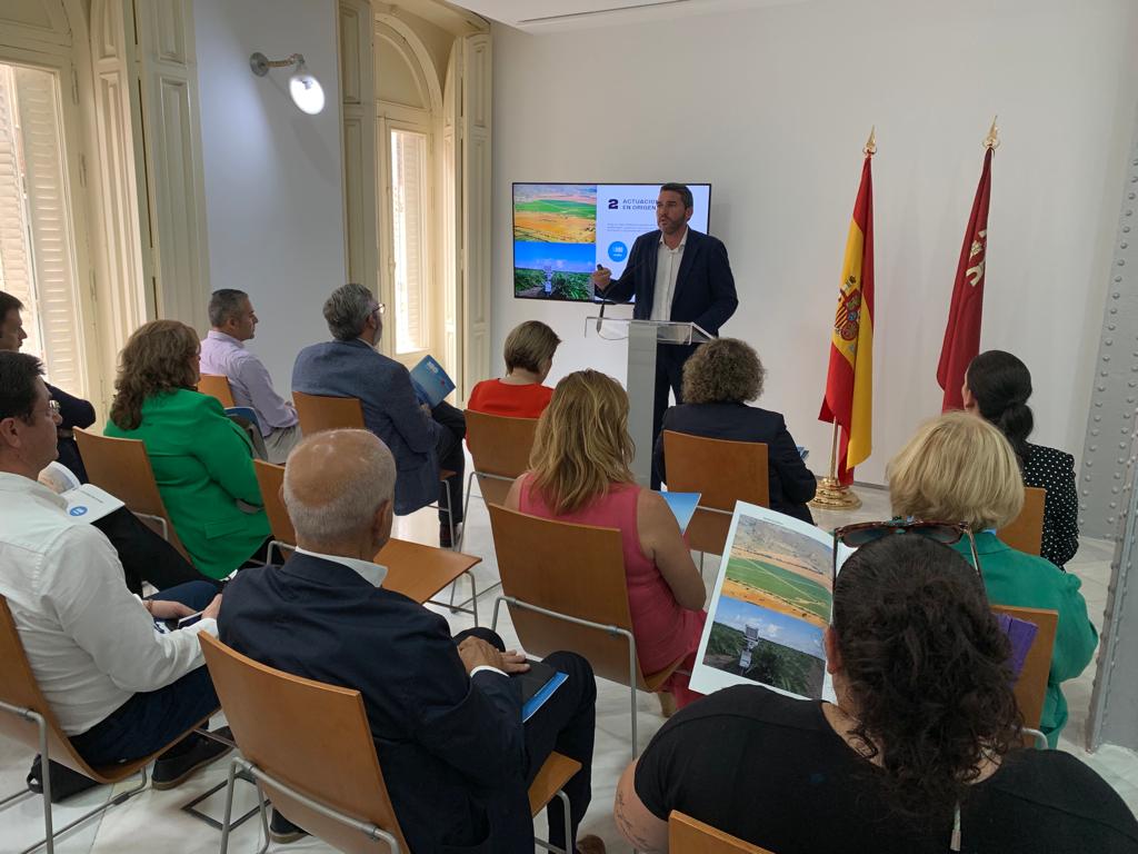 El consejero Antonio Luengo, durante la presentación del documento elaborado con las actuaciones llevadas a cabo para la recuperación del Mar Menor.