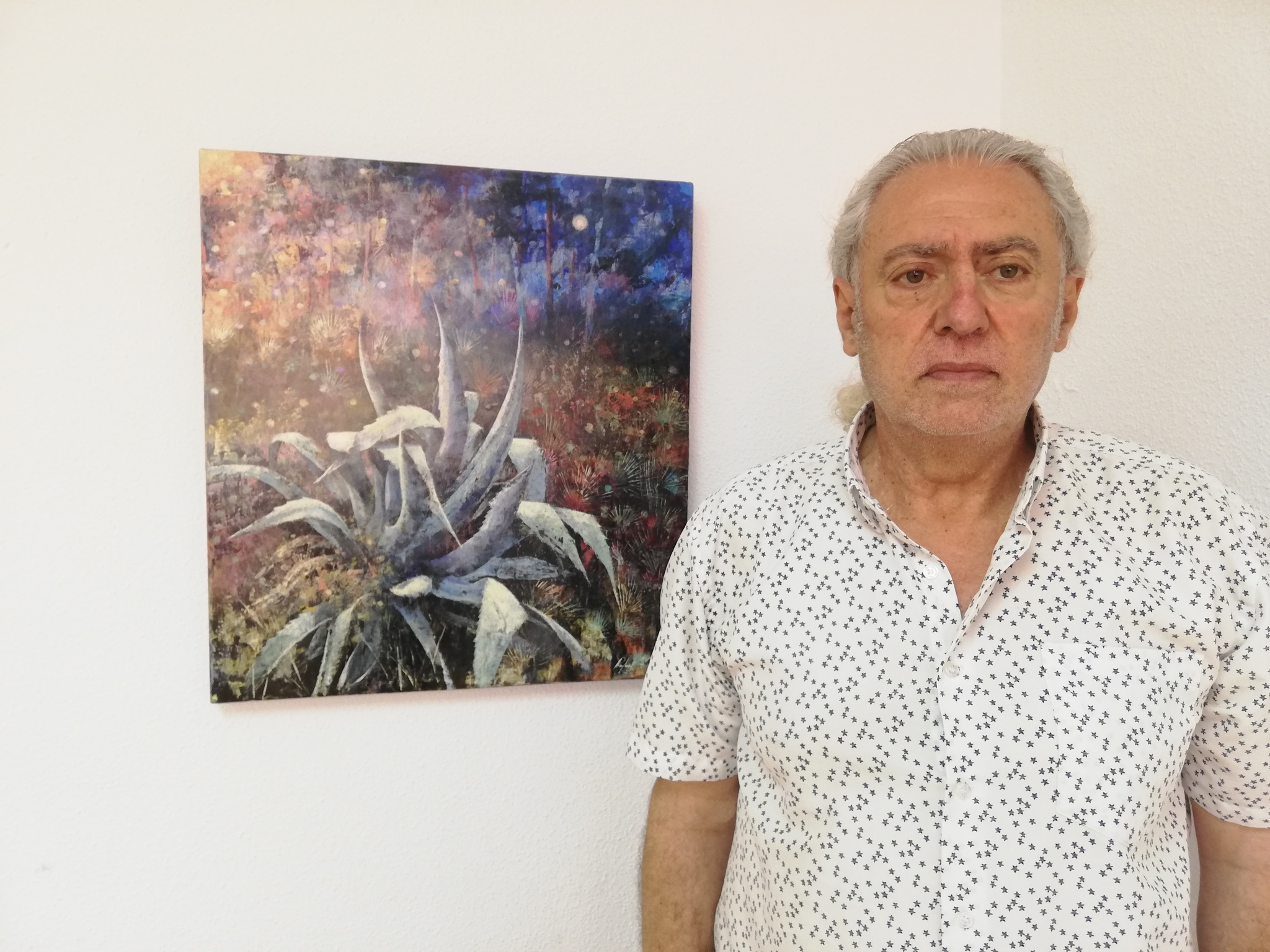 El pintor Rafael Terrés, junto a una de las obras que podrá contemplarse en la exposición de Ulea