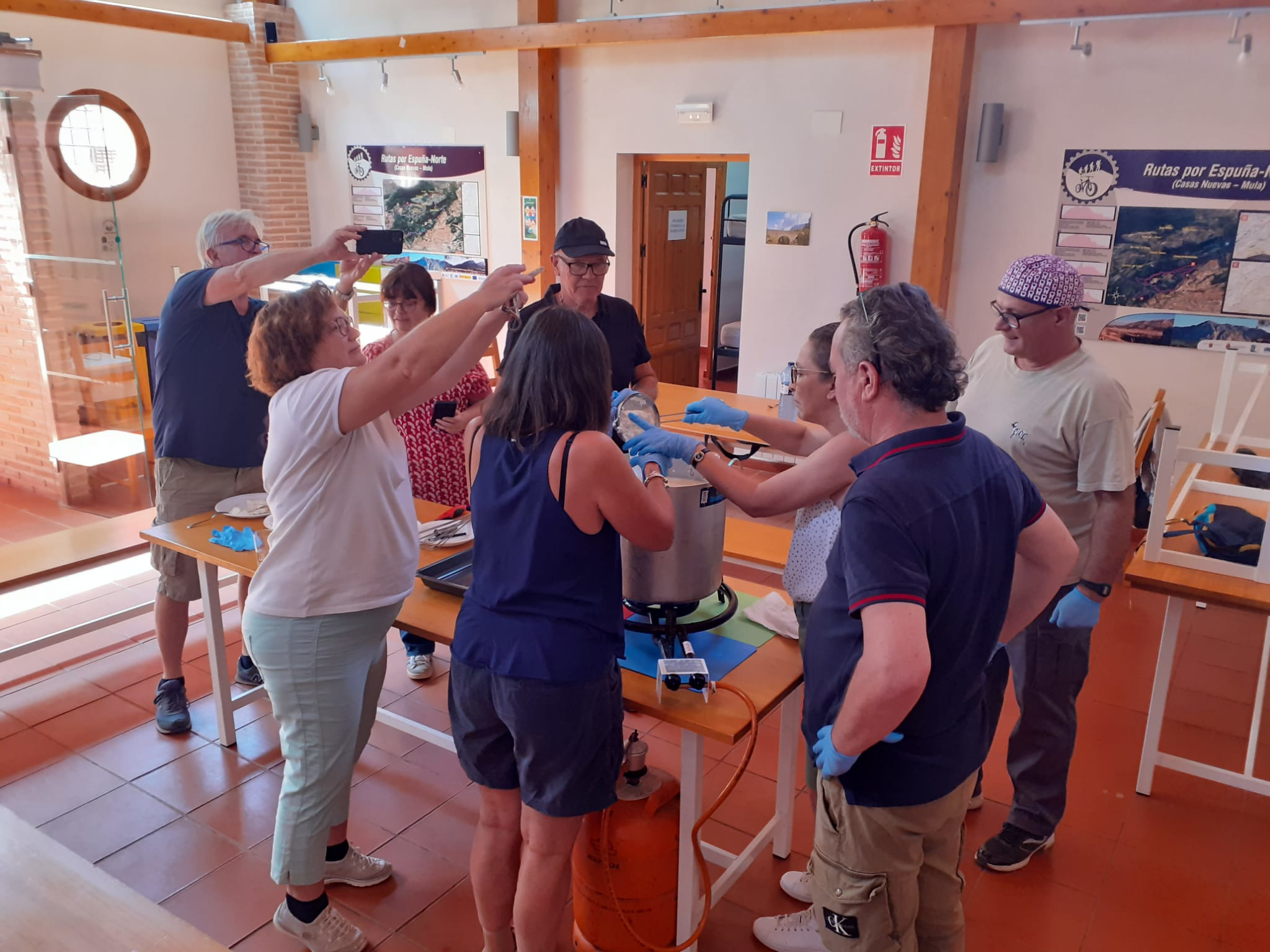 Un grupo de periodistas franceses especializados en gastronomía y viajes elaboran queso en Sierra Espuña, una de las 'gastroexperiencias 1.001 Sabores Región de Murcia'.