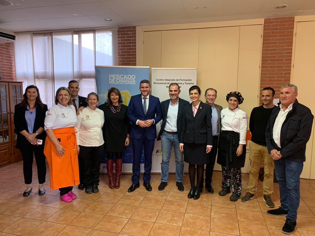 El consejero Antonio Luengo, con participantes en el acto celebrado en la Escuela de Hostelería de Cartagena.