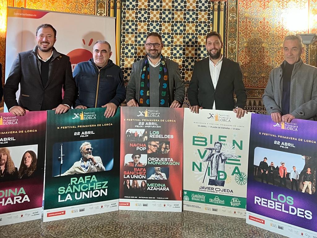 El director del Itrem, Juan Francisco Martínez, y el alcalde de Lorca, Diego José Mateos, muestran los carteles de los conciertos junto a los organizadores del festival.
