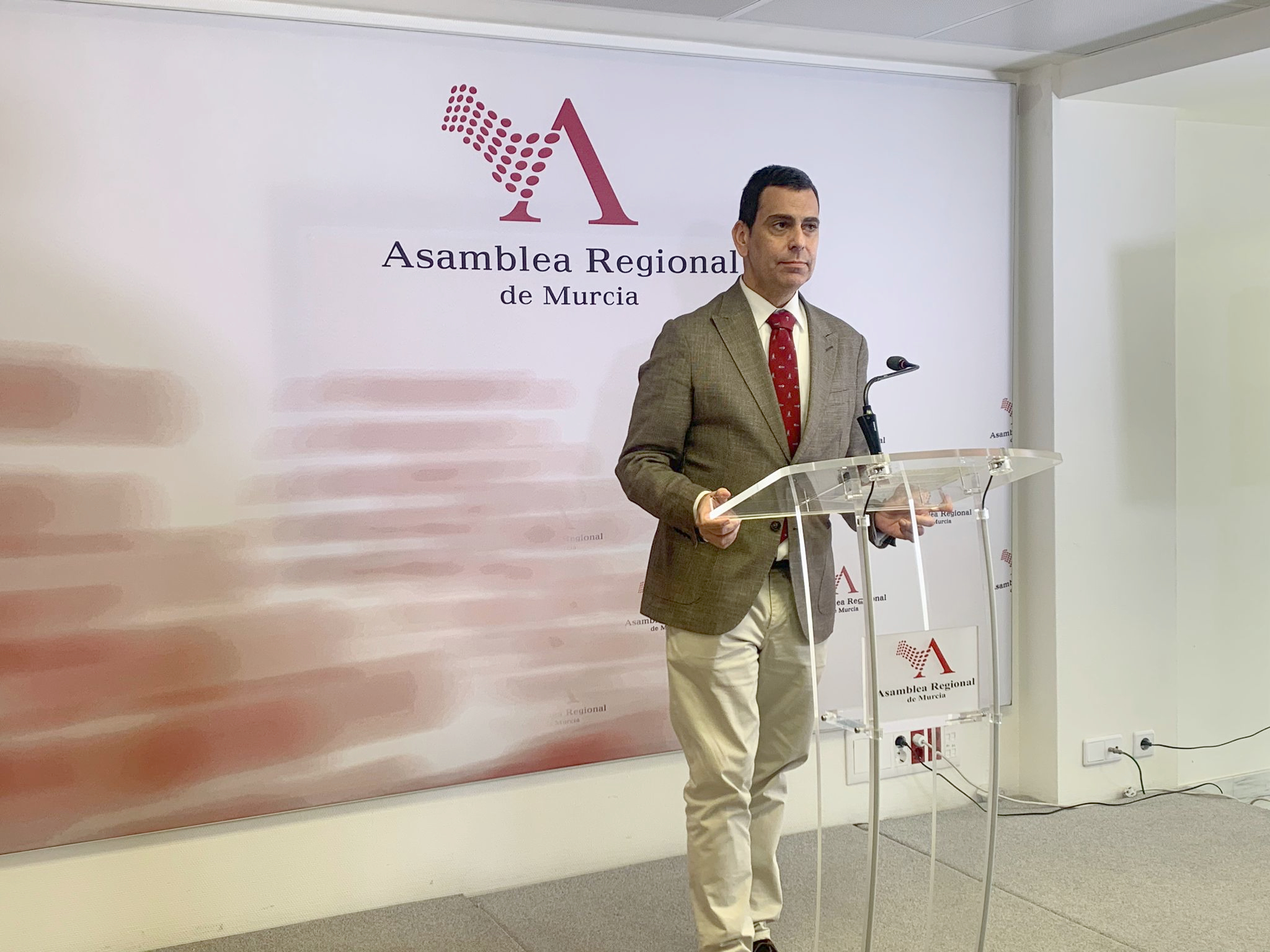 El consejero de Fomento e Infraestructuras, José Ramón Díez de Revenga, durante la rueda de prensa posterior a su comparencia en la Asamblea regional