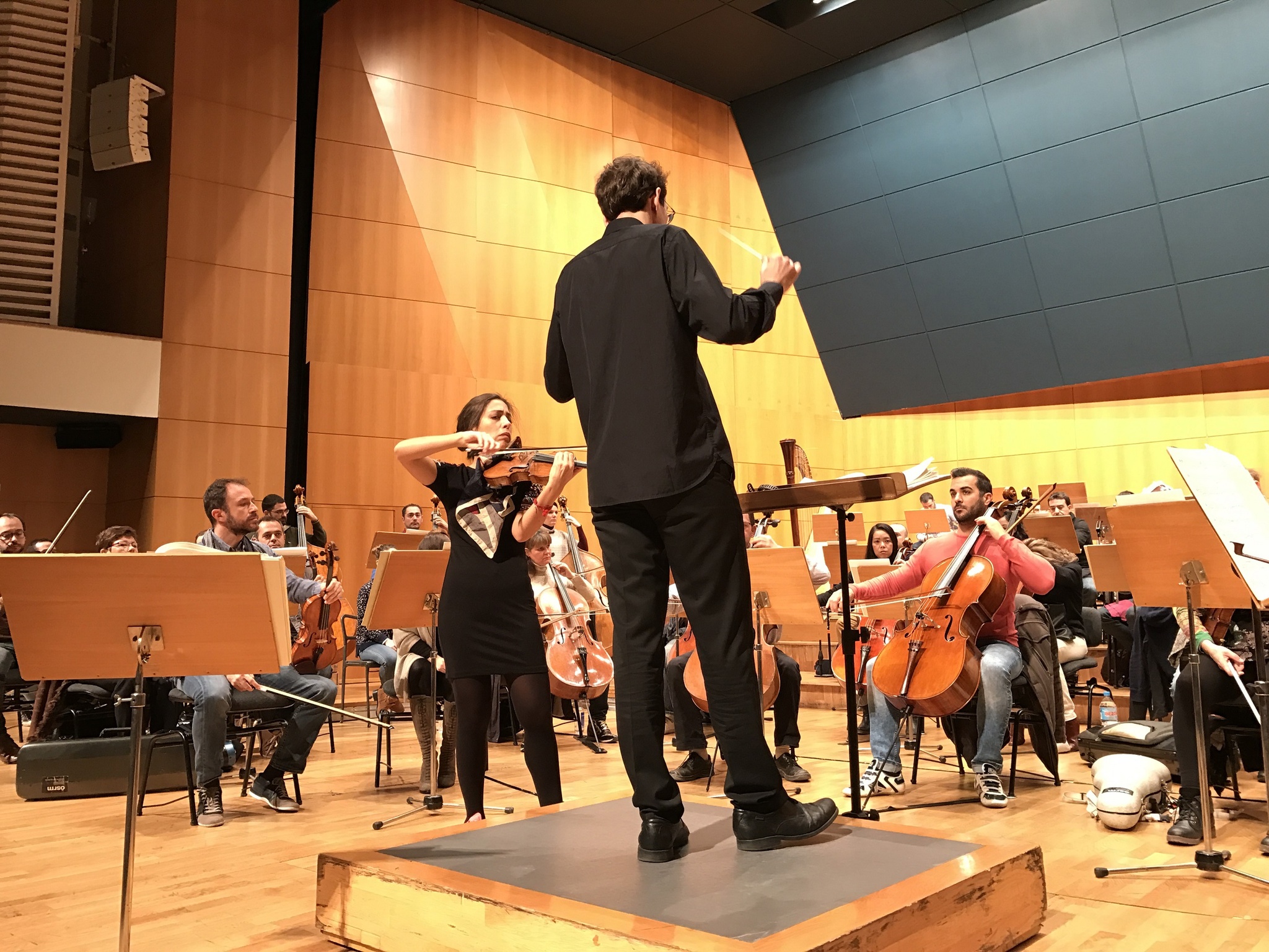 Imagen de los ensayos de la Orquesta Sinfónica de la Región de Murcia, dirigida por Pablo González, con la violinista Leticia Moreno.