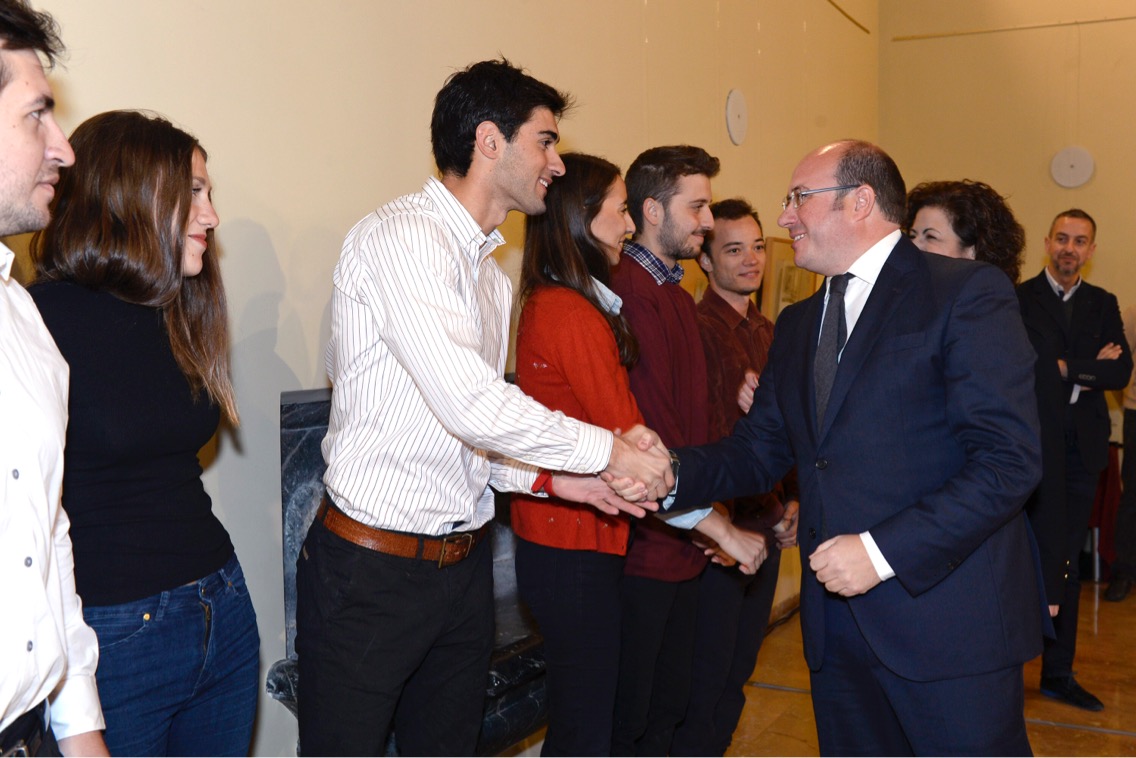 El presidente de la Comunidad recibe a los estudiantes beneficiarios del programa 'Golondrina'