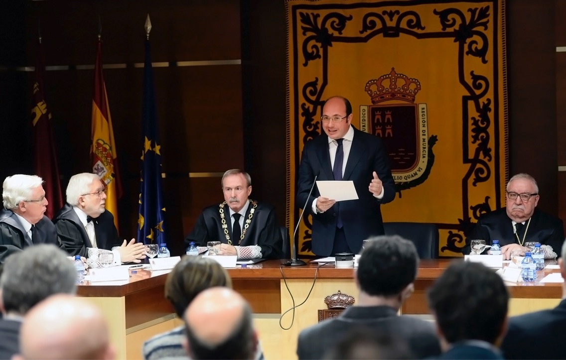 El presidente de la Comunidad asiste al acto de presentación de la Memoria de Actividades del Consejo Jurídico de la Región de Murcia