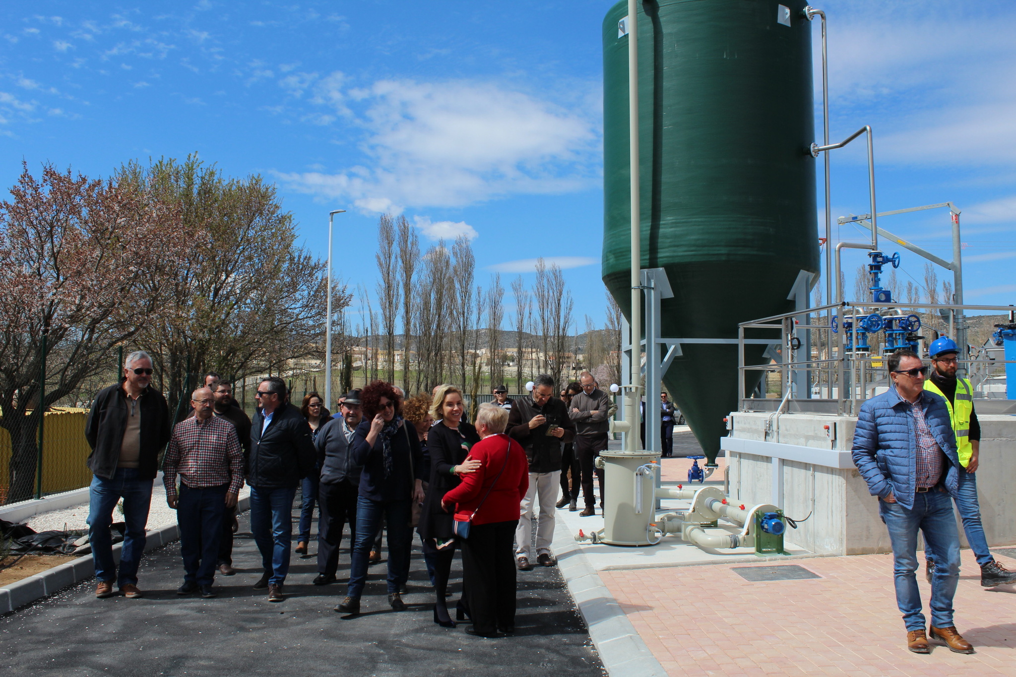 La consejera, acompañada por la alcaldesa de Moratalla, la pedánea del El Sabinar, técnicos de la Consejería y vecinos de la pedanía, inaugura la nueva estación depuradora