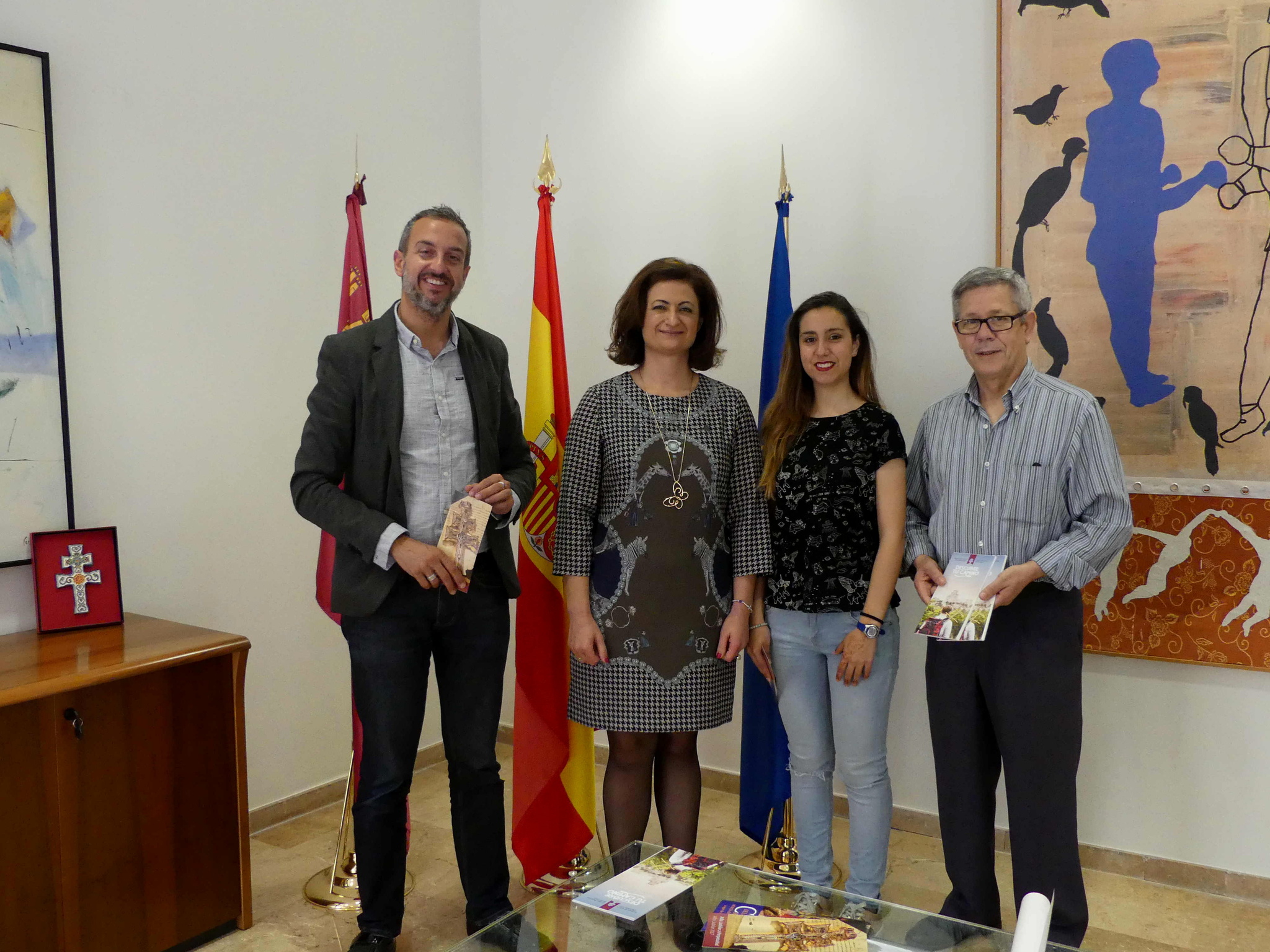 Visita del presidente de la Casa de la Región de Murcia en Valencia, Blas García, y la Reina de la Huerta del centro