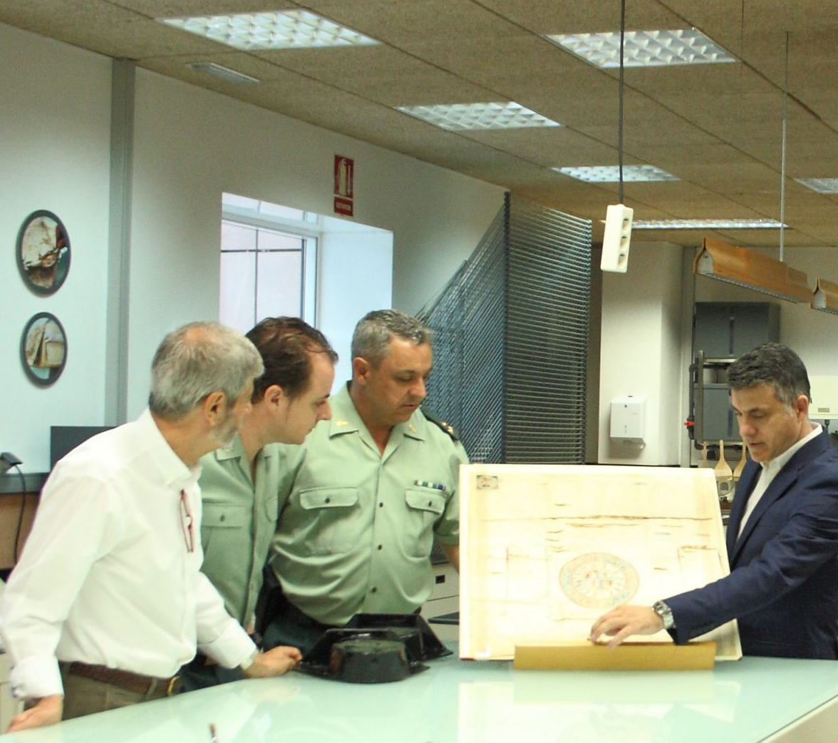 El director general de Bienes Culturales, Juan Antonio Lorca (d), durante la presentación del documento recuperado