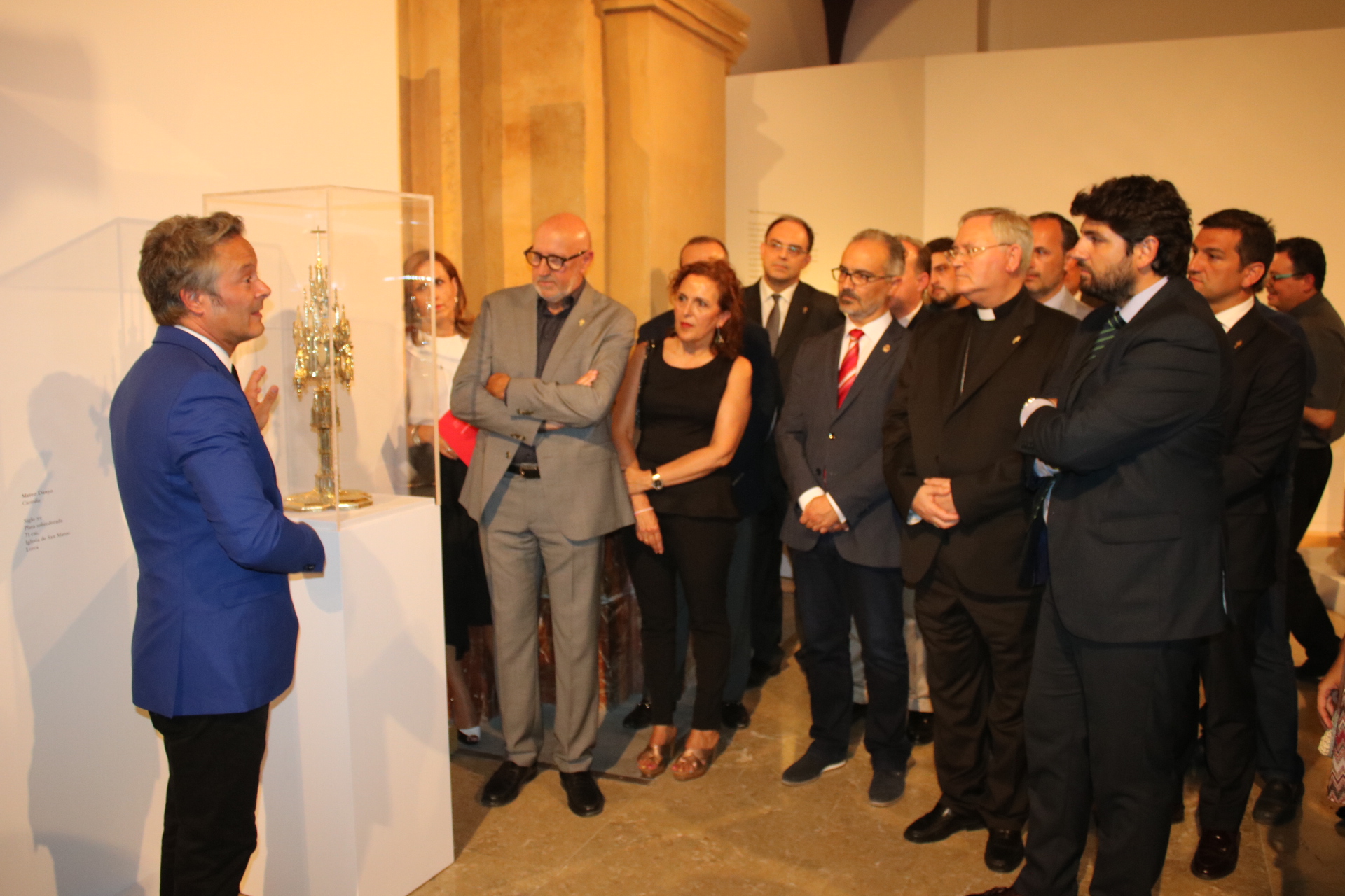 El presidente de la Comunidad, Fernando López Miras, ha inaugurado en Caravaca de la Cruz la exposición 'Signum'.