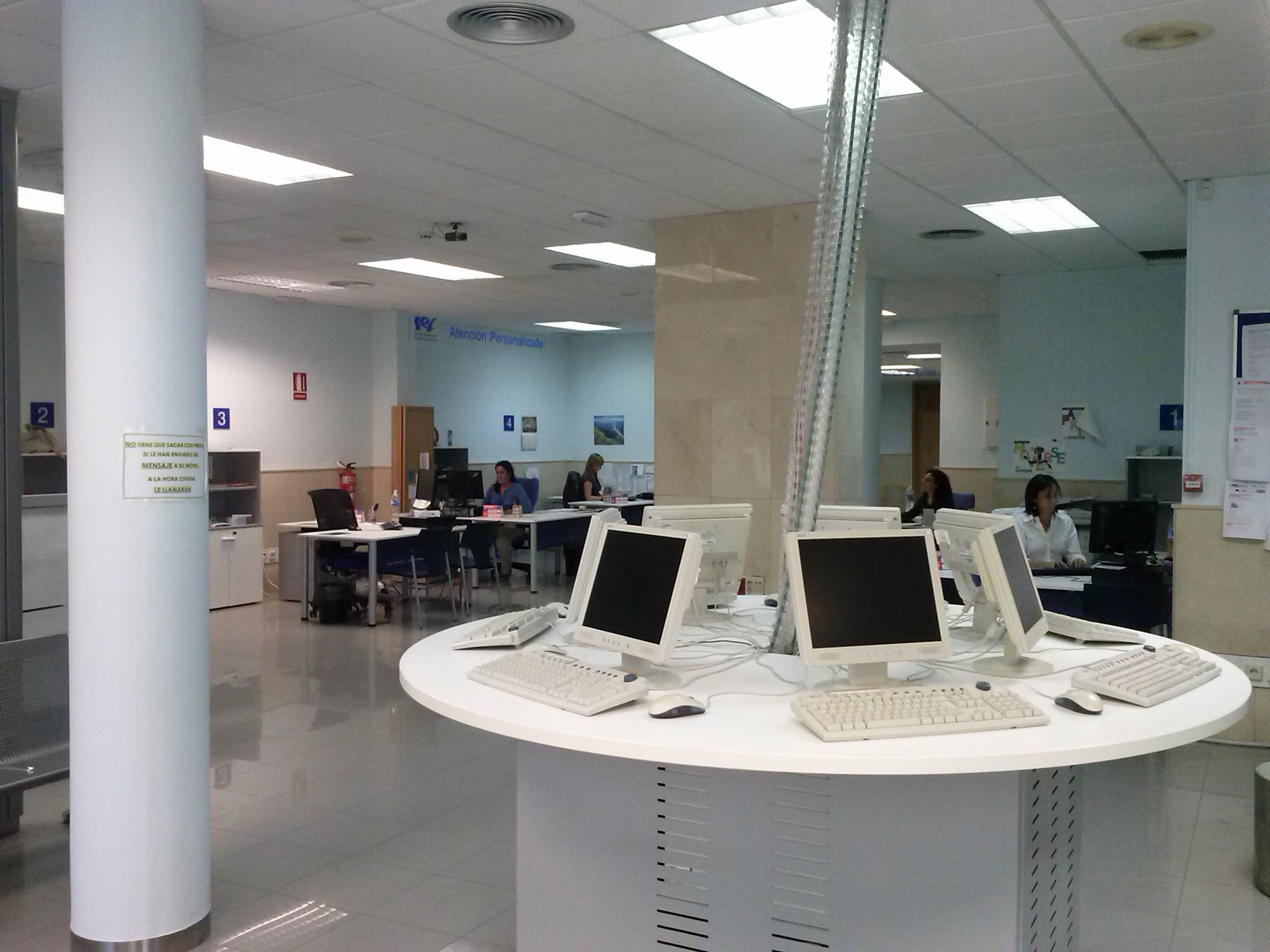 Espacio para el uso de Internet de desempleados en una oficina del Servicio Regional de Empleo y Formación de Murcia