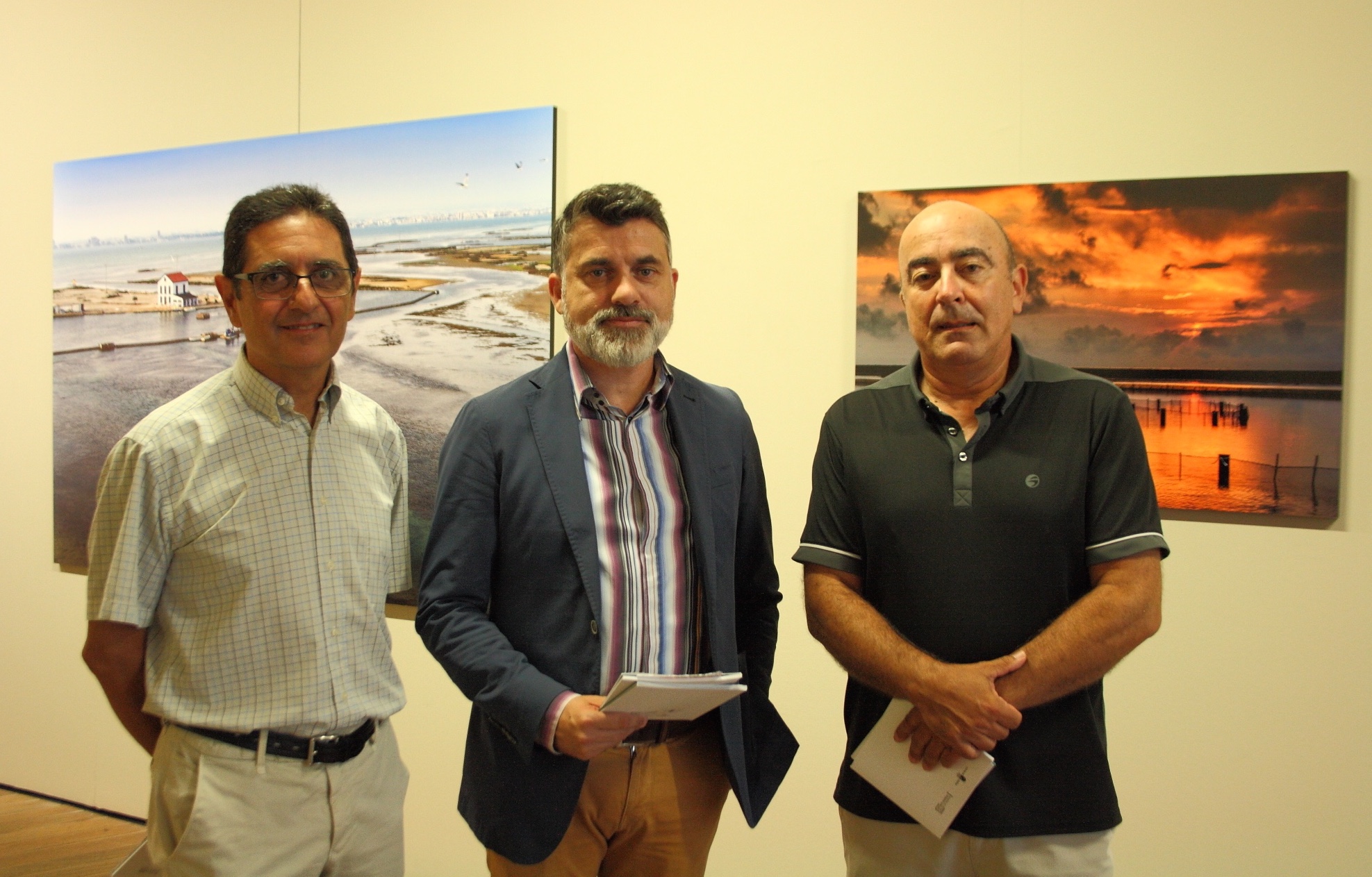 El director general de Bienes Culturales, Juan Antonio Lorca (c), junto a los fotógrafos Joaquín Zamora (d) y Pablo Portillo