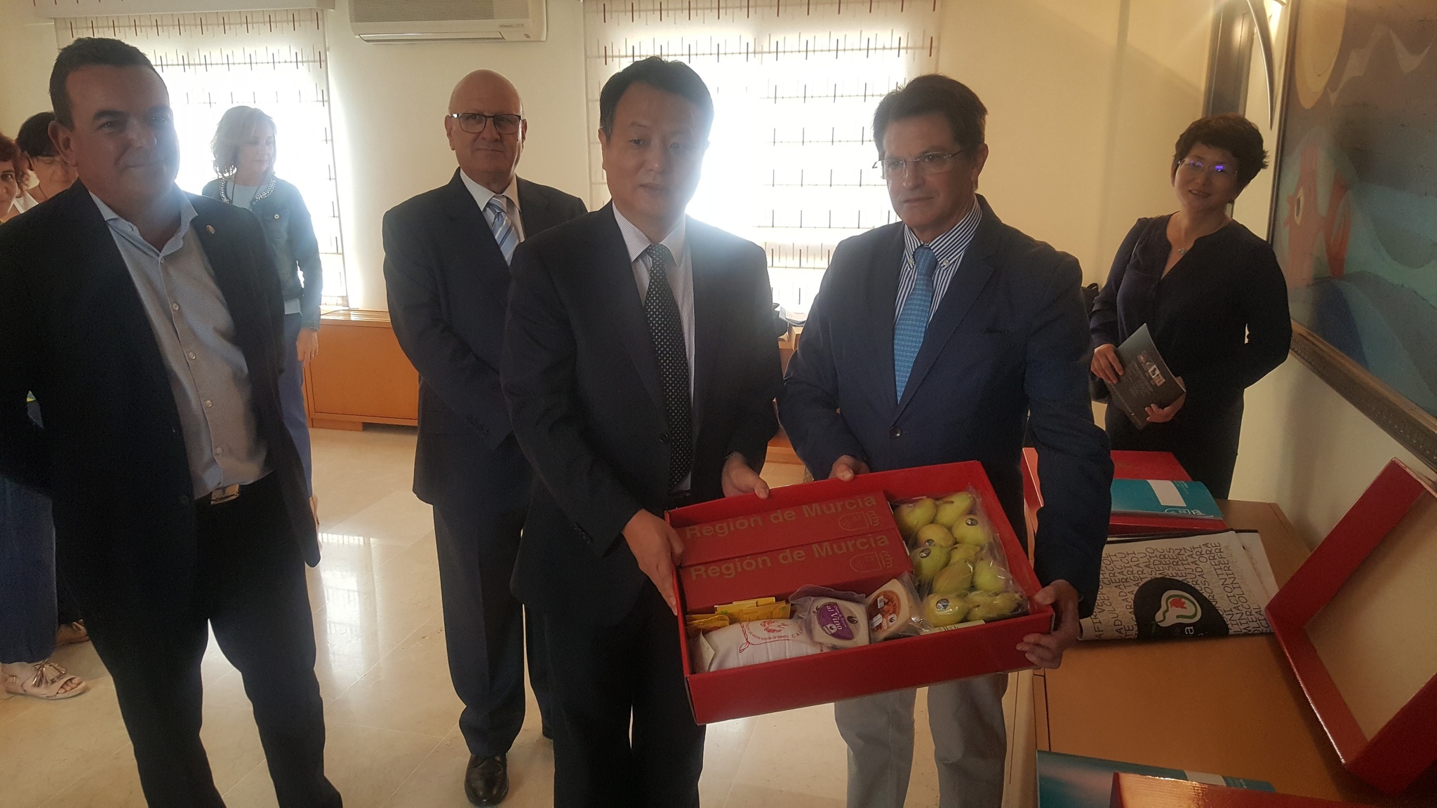 El consejero de Agua, Agricultura, Ganadería y Pesca entrega productos de la Región con denominación de origen a una delegación de comerciantes de Pekín