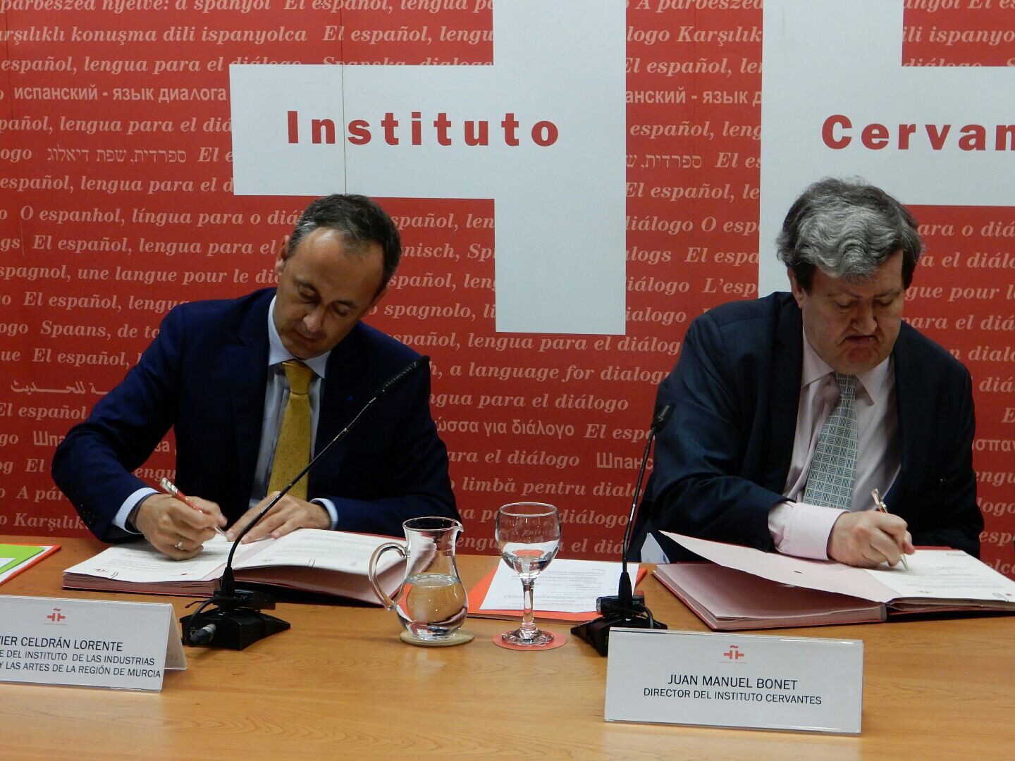 Imagen de la firma del convenio entre el consejero de Turismo, Cultura y Medio Ambiente, Javier Celdran, y el director del Instituto Cervantes, Juan Manuel Bonet